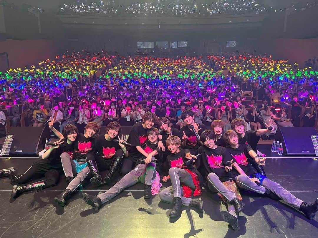 虎南有香のインスタグラム：「私の方でも載せさせて頂こう🥰  9月3日 @LINE CUBE SHIBUYA  風男塾 LIVE 15th ANNIVERSARY FINAL～歌鳥風月～  にPR大使として赤園虎次郎が復活いたしました🕊  またこの景色を見させて頂いて、本当にありがとうございました😊 気持ちは虎次郎のTwitterに書いてありますので、 見てあげて下さい！  本番は楽しくて、当時を思い出して懐かしくて、感動しておりました😌❤️  一応この日のために 食事制限と筋トレを毎日1ヶ月間頑張りました💪😂 (短いのか長いのか…判断はお任せしますw) いつも3日坊主なのに！🙊  でも、頑張った甲斐があったな、と自分では手応え感じてます。笑　 とはいえもちろん、現役の頃には及ばずだけど🫢  なので、このまま筋トレ続けたいと思ってます！運動すると身体の調子が日々いい感じなのよ🔥 ご飯もバランス良く食べて。早寝早起き！ 今が一番健康的！  …って何の報告やねん👊w  ただ、頑張ったご褒美で甘いもの解禁なうです🫶❤️‍🔥  いやいや、話それまくりだけど、とっても思い出に残る１日をありがとうございました！！」