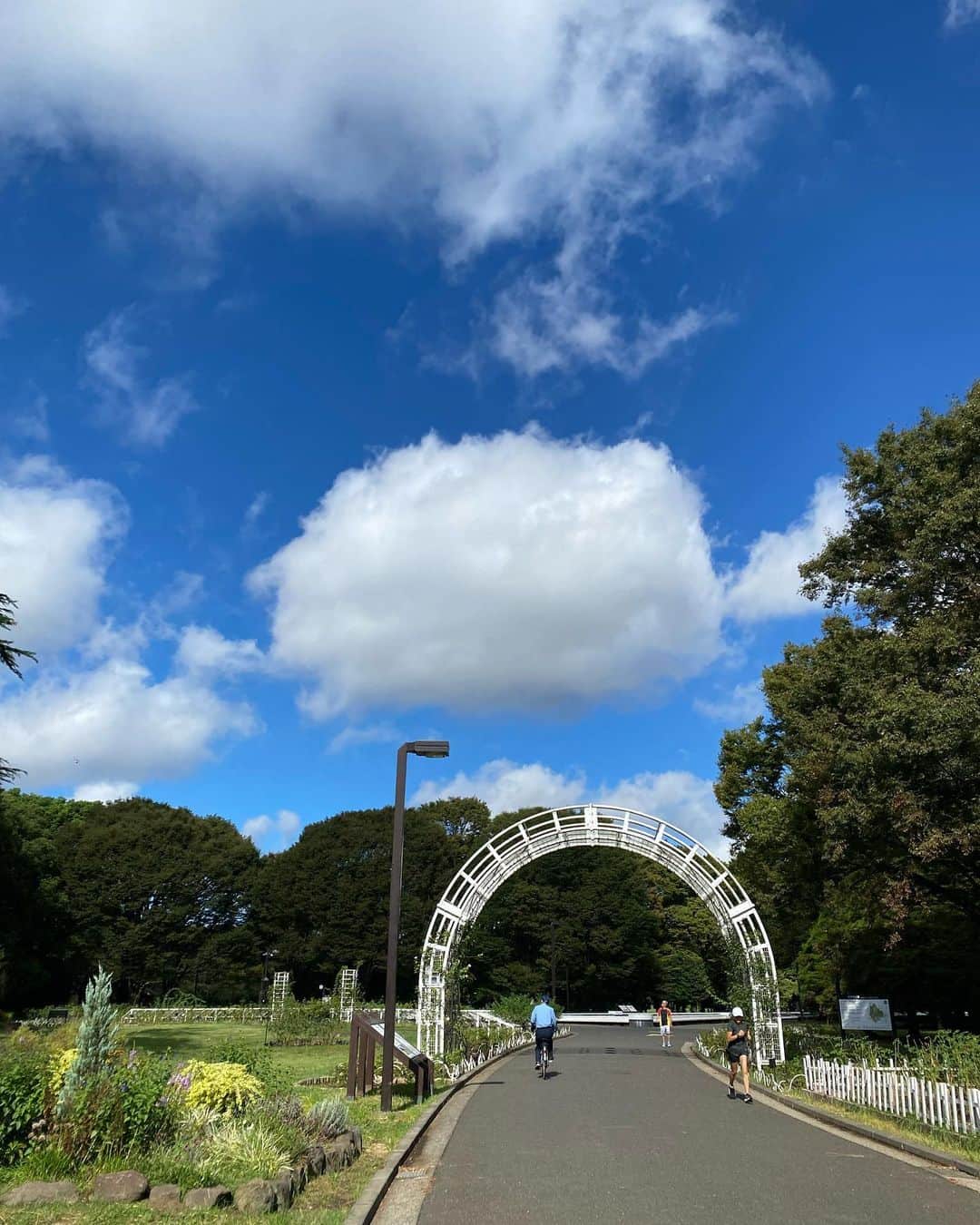 akkoのインスタグラム：「雲が可愛かったから、 思わず撮ってしまった😆☁️  「雨フリのち神なり」みたい☺️ アルバム『Identity 』に収録されている楽曲🎵  こういう雲を見て、 連想したんだよね〜😊☺️ #akko #akkostagram #mll #雨フリのち神なり」