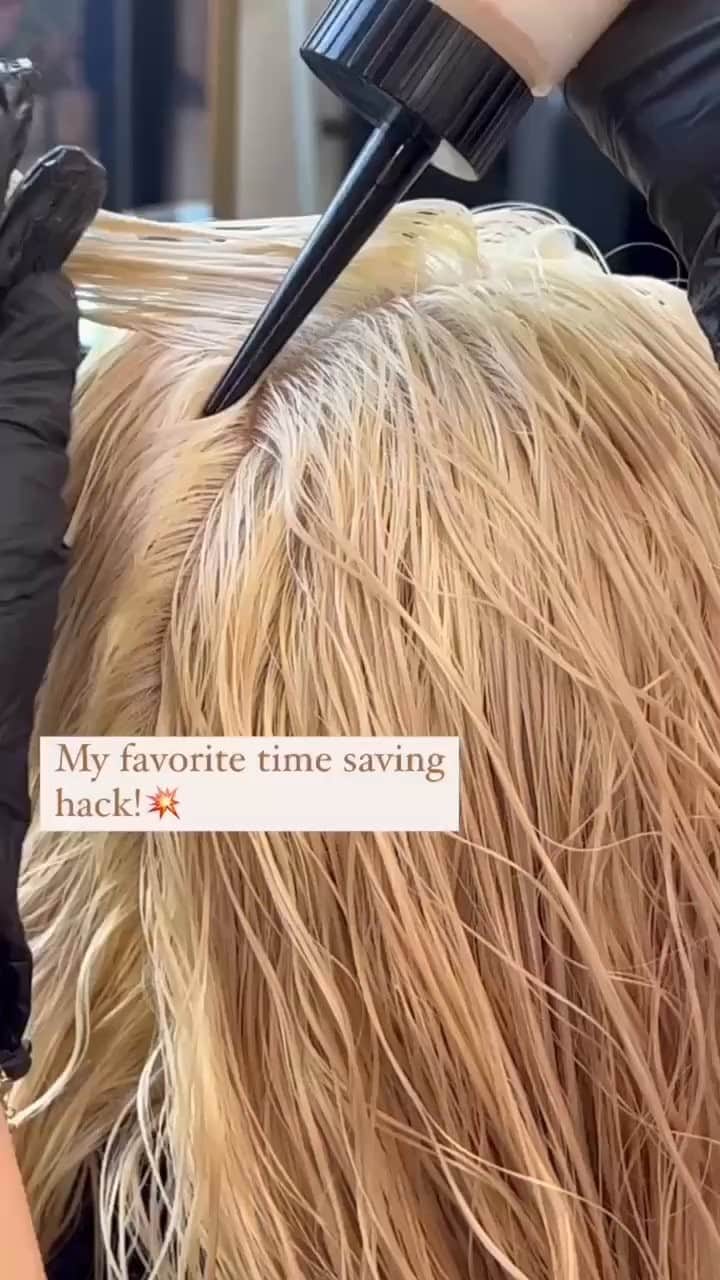 CosmoProf Beautyのインスタグラム：「Time-saving hack for applying root color and/or toners: @KristaKStorm uses her bottle nozzle and her thumb to quickly apply root color and/or toner.  Would you try this technique?  @kristaKStorm used @SchwarzkopfUSA 9,5-1 and 10-1.  #CosmoProf #Schwarzkopf #BlondeHairSpecialist #BehindTheChair #HairEducation #HairEdu #HairEducator #BlondeHairstylist」