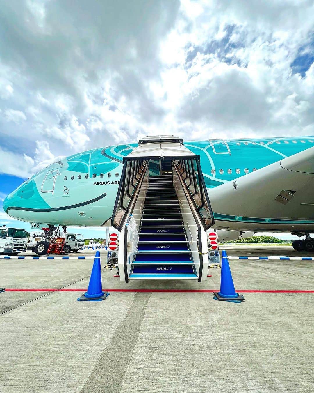 All Nippon Airwaysのインスタグラム：「We’re no Hollywood, but we know how to roll out a blue carpet ✨💙 #FLYINGHONU #ANAHAWAii #AllNipponAirways  📷: Thank you to @kazuki316 for the incredible photo!」
