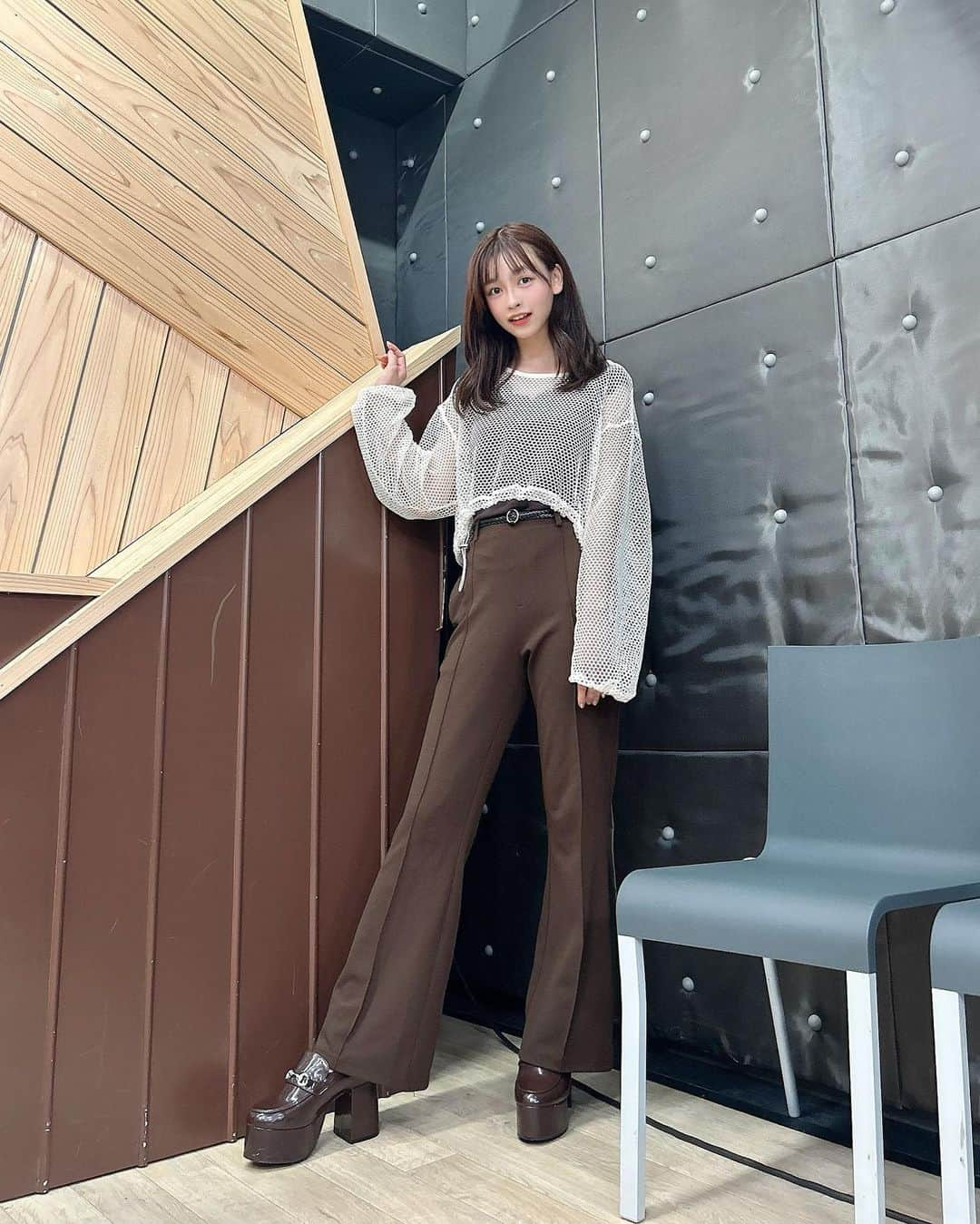 AIRIのインスタグラム：「brown🤎🍯🧸 . .  PiXMiX #アイドル #idol #偶像 #コーデ #ファッション #fashion #code  #summer #ブラウス  #渋谷 #学校  #ピンク #Pink #JAPAN #jk #ljk #kawaii  #followme  #ピンク #pink #heart #ヘアアレ #大学生コーデ  #ストレート #ミディアム #茶色 #茶色コーデ #スボン」