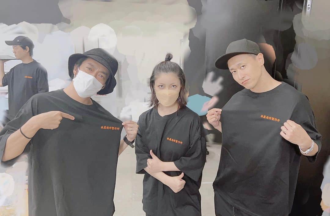新原ミナミのインスタグラム：「チェンステ今日も稽古〜☀︎  今回の舞台のパフォーマンスシーンを振り付けてくださっているHIDALIのツトさんと、カズキさんと📷  そして、舞台の小道具やら造形物を作ってくださっている林屋さんの“林屋造形製作所”Tシャツが謎のブームを見せております。  この日は多かったな〜  お揃いだったので写真を撮ってもらったのですが、後ろの映り込み高久もお揃いだった笑」
