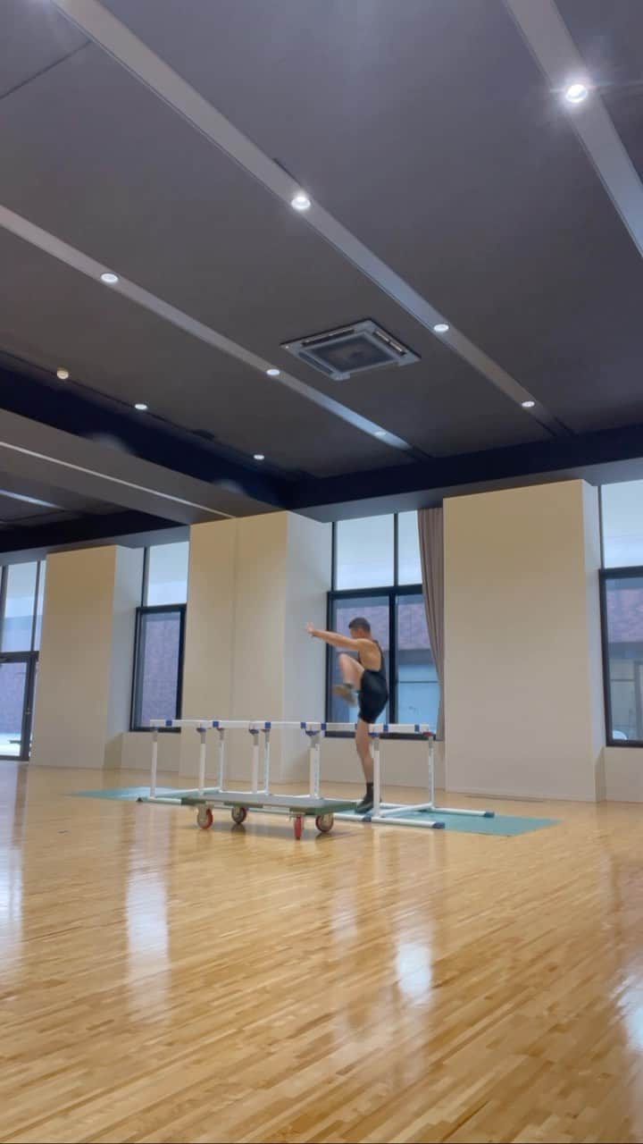 山田章仁のインスタグラム：「久しぶりの日本の夏オフがそろそろ終わる。 約4ヶ月のまとまったオフにハードルトレーニング、走りの基礎の基礎をやり込む。 走りたい気持ちを抑え、ただひたすらラダー&ハードル💨 たまにのTV収録でトレーニングの成果を確認するというなんと効率の良いライフバランス🤪 24時間TVで100mダッシュしたんだが、筋肉痛が今までと違うとこにきてる！ これだ求めてたやつは🤩 これでまたひとつ人生ハードルを越えれた気がする🤣🙌 焦らず今オフはここまで。 来オフはこのベースに上積みする‼️ よし！走り出すぞ😎」