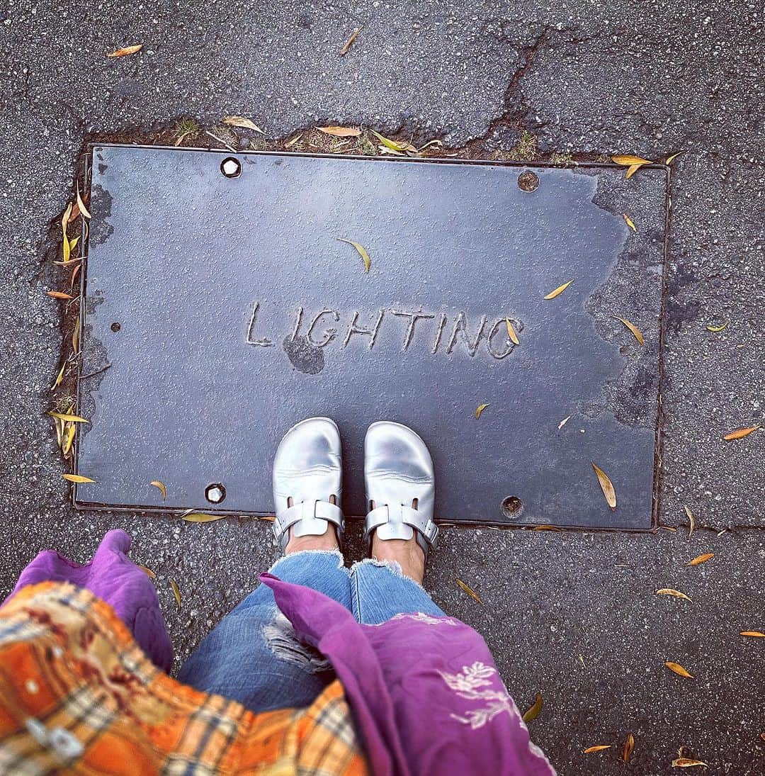 キャサリン ミッシェルのインスタグラム：「May The Light Always Be With You #seethesigns #eyesopen #beherenow #livinglife #pursuitofmagic #divinelove #superconscious #magnoliapearlclothing #birkenstock」
