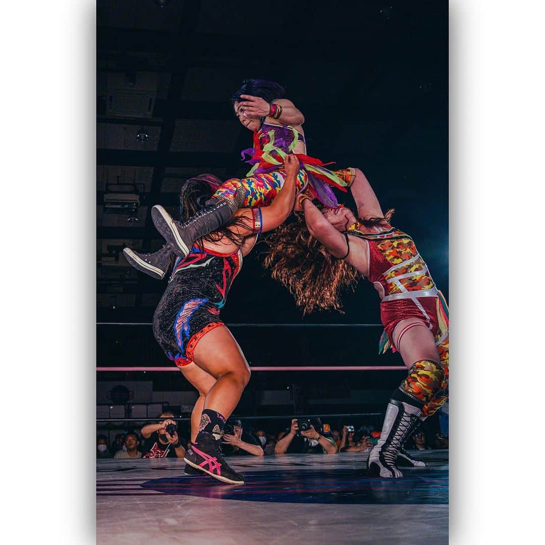 DASH・チサコのインスタグラム：「2023.9.2 📍新潟市体育館  【メインイベント 】 センダイガールズワールドタッグ選手権試合  30分1本勝負 ＜チーム200キロ＞ 橋本千紘&優宇  vs  DASH・チサコ&松本浩代＜令和アルテマパワーズ＞  📸🐻 @dragon000stop   #仙女  #sendaigirlspro #女子プロレス #プロレス #SENJO #dashchisako  #令和アルテマパワーズ @hiroyo.destroy.matsumoto」