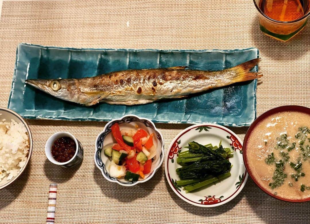 のインスタグラム：「朝ごはんシリーズ。けさはかます。正確に言うとわたしはかますで、ちびさんは秋鮭の塩焼き。 なぜわたしだけかますかというと、きのうはわたしが会食だったから。ちびさんにはお家でおかずを用意しておいたのだけど、やっぱり焼き立てがいいよね、と魚焼きの使い方を教えてみた。 塩をしたかますを初めて自分で焼いた娘。美味しかった？って聞いたら、すごく美味しかったと言っていました。いままで出来ないと思い込んでいたから、自信になったみたい。次は捌くところからやらせてみようかな。 お椀はだしを効かせた豚肉と白菜の豆乳汁。 トマト胡瓜玉葱のサラダ。 いくらは秋鮭を買ったときにすじこを買って漬けたのだけど、まだ少し粒がちいさい。あと薄口醤油がきれていたので醤油の色が濃いですね。鮭白子もあったのだけど、酒と醤油で炒り付け、刻んだ浅葱をたっぷりとかけて週末のうちにつまみで食べてしまいました。」