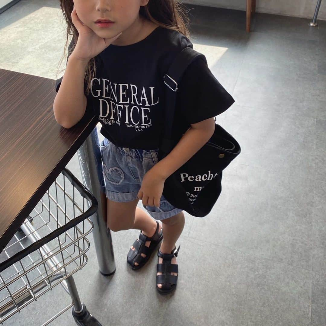 韓国子供服♡smilekids(すまいるきっず) さんのインスタグラム写真 - (韓国子供服♡smilekids(すまいるきっず) Instagram)「* * ☻ご覧頂き有難うございます☻ . . . 2023年　春夏新作♡ . . 即完売人気商品♡ ハート型押し デニムショートパンツ  再入荷！販売中です！  是非、チェックして下さい‼︎  . . 7.500円以上お買い上げ頂いた方は 送料無料となります。 尚、購入後は、同梱などは 受付ておりませんのでご了承下さい。 . . . ♡着画model smilekids 専属ﾓﾃﾞﾙ しいかchan @as__1101  size120  . . 🆕新作、続々入荷中♪ webで販売しています♡ . . . . ————————————————— . . web shop http://smilekids888.com/で販売しています← —————————————————— ★ゆうちょ振込での購入も可能です★ web shopより、在庫を確認後  商品名、サイズ、カラーをDMにて 連絡頂けると幸いです☺︎ 確認後のお返事になりますので お時間を頂く場合があります。 在庫が少ない場合や再入荷の人気商品は 取り置きが難しい事があります。 ご了承ください🥺 . . —————————————————— ご購入してくださった方へ✉️ @smilekids888 をタグ付けして投稿して頂いた方を ストーリーにて紹介させて頂きます😍  さらに‥抽選で‥ 毎月、５名様にお買い物で使えるクーポンを プレゼント🎁致します☺️ . 1等‥1.000円OFFクーポン(2名様) 2等‥500円OFFクーポン(3名様) . 沢山のタグ付けをお待ちしています😍  ____________________________________ . . . . . . . ☻webshopには.Instagramプロフより リンクでとべます✈︎✈︎✈︎ http://smilekids888.com/ .  #熊本#山鹿#秋服#今日の服#2021AW #子供服#秋ファッション #秋服コーデ#秋コーデ #リブトップス#背中開きトップス #キッズファッション#キッズファッション女の子  #大人顔負け#大人可愛いコーデ #smilekids #スマイルキッズ #smilekids888 #サイドライン#セットアップ #ジャージ  #キッズコーデ　 #おしゃれさんと繋がりたい」9月5日 13時51分 - smilekids888