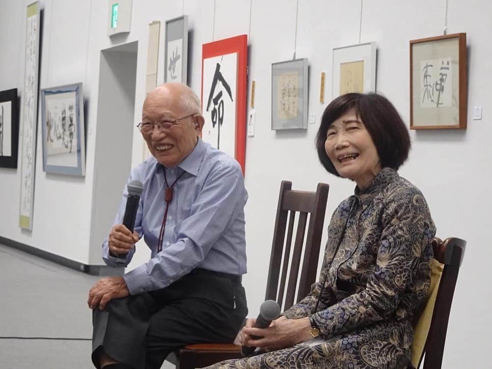 矢野きよ実さんのインスタグラム写真 - (矢野きよ実Instagram)「89歳の久保田関山先生 81歳の大平玲華先生 私は44年前、お二人に出逢うことができ、こうしてお話をしていただく尊い時間を持てることは最高の幸せです。  第50回玄玄展 「創設者 師 安井壽泉を語る」 愛知県美術館の書の前でギャラリートークができ、たくさんのみなさんがお話を聴きにきてくださり、先生方は心から感動感謝をされています。お越しいただきありがとうございます。 #yanokiyomi #矢野きよ実 #矢野きよ実の書 #玄玄展」9月5日 13時52分 - yanokiyomi
