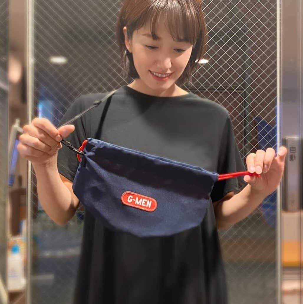 今村美乃のインスタグラム：「お友達が、#gメン 観てきたよ！って！巾着売ってたよ！って買ってきてくれた🤍😷🤍めっちゃ可愛い！  中の生地がG組のネクタイだ〜🖤  斜め掛けにして使うのがめっちゃオススメです🙆‍♀️✨✨ 実はクリアファイルも買ってきてくれた😘  映画、評判よくて本当に嬉しい✨✨✨✨✨  事務所の後輩たちにムビチケプレゼントした🎁😷🖤よしのさん激渋でした！だって笑笑　確かに〜！！  昨日の撮影現場でも観てくれてて、面白かった〜！っていってくださる方が多くて、本当に嬉しいです🔥💪🏻まだまだ〜✨✨✨  #公開は続きます✨  Gメン #ナオ姉 #gメンやばい  #gメン #今村美乃　#ナオ姉   出演　#岸優太 #竜星涼 #恒松祐里 #矢本悠馬 #森本慎太郎 #りんたろー 他     原作：　#小沢としお 『Ｇメン』（秋田書店「少年チャンピオン・コミックス」刊） 監督：#瑠東東一郎」