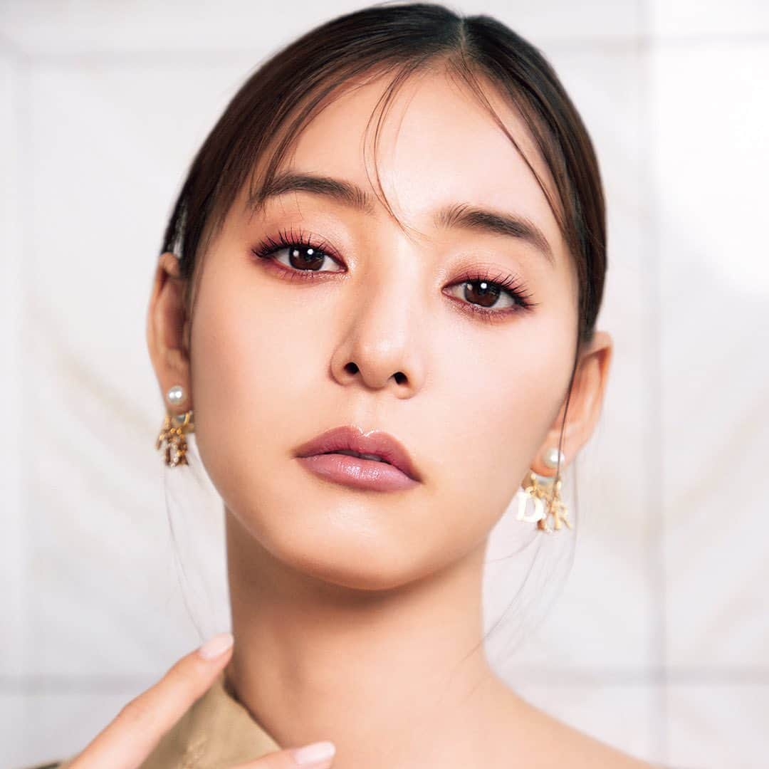 美的 Biteki's official Instagram! さんのインスタグラム写真 - (美的 Biteki's official Instagram! Instagram)「進化したディオールショウで心ときめく秋の眼差しに  ファッションに合わせてメイクも変えたい──、 そんな気持ちが盛り上がるのはやっぱり秋。 そこで手にとりたいのが、生まれ変わった“ディオールショウ”。  よりナチュラルな処方へと生まれ変わり、美しい仕上がりも持続。  新木優子さんが魅せる3つのLOOKも公開中。 今すぐ美的.comをチェックして。  @diorbeauty #ディオールショウ #DIORSHOW #アイメイク #新木優子」9月5日 14時02分 - bitekicom