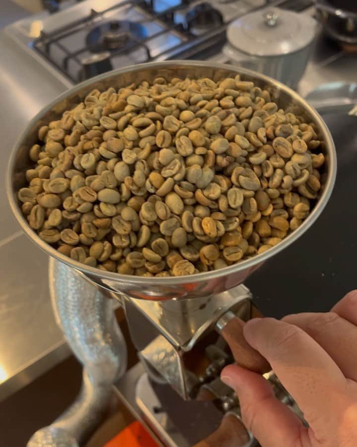 美濃隆章のインスタグラム：「ミックス前に焙煎！ 本日はコスタリカハニー600g #本日の焙煎 #minocoffee」