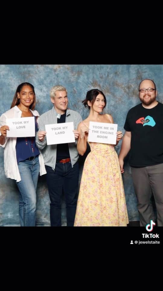 のインスタグラム：「Dragon Con. No one can ever top you. Thank you for reuniting us, and for keeping that signal burning. ❤️🐉 @dragoncon」