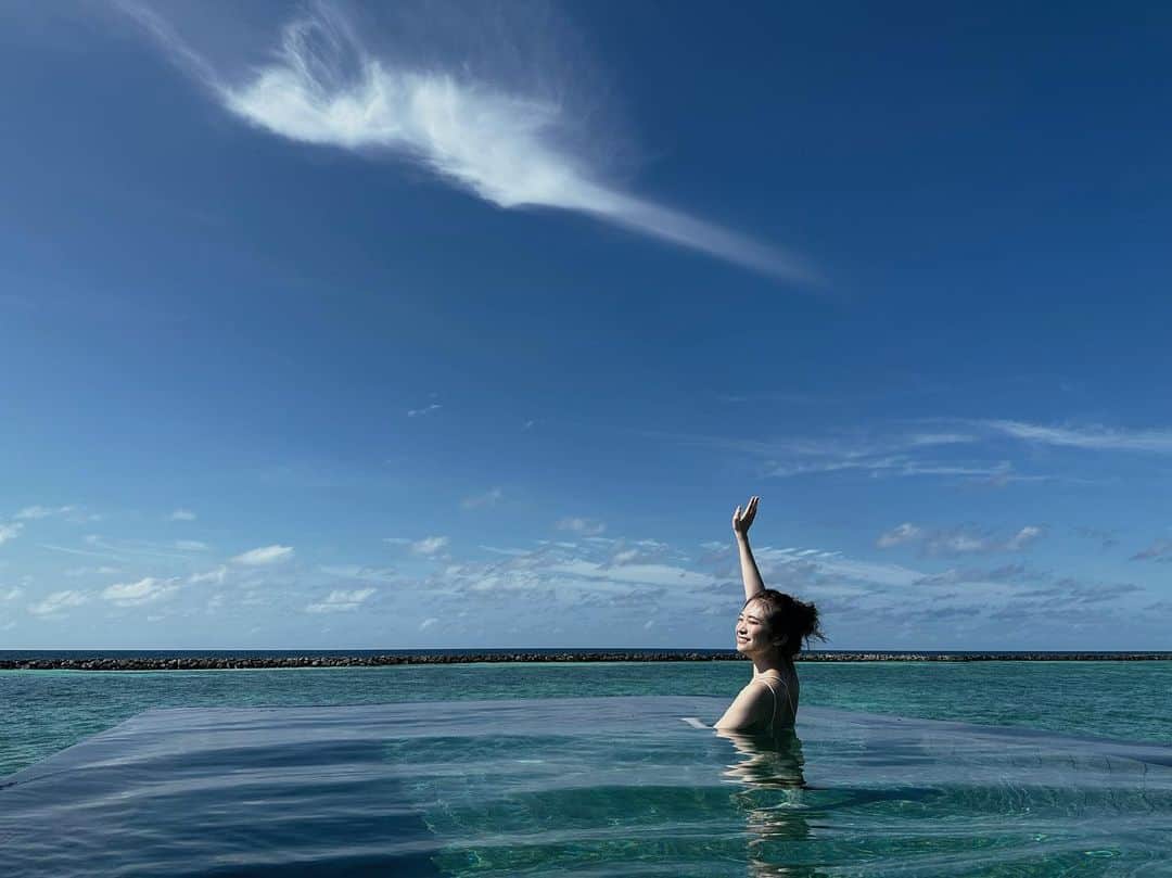 のインスタグラム：「.  お部屋についてるプールで夏しましたぁ〜  犬掻きもできないから 壁につかまってふよふよ浮くだけ🥹  でも撮影チームみんなでした シュノーケリングはめちゃくちゃ 楽しかった〜🤿  #ゼクシィ #モルディブ」