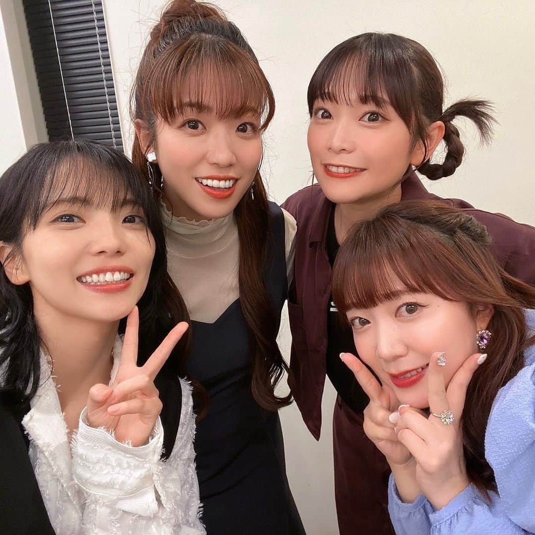 富田麻帆さんのインスタグラム写真 - (富田麻帆Instagram)「#まほチャンネル × #てる仮 合同イベント『JOINT』 第2部は、てる仮主導のイベントでした！！！【優雅】とはかけ離れた生活をしてきていたので、まず優雅さというのが何か？と迷走しまくっておりましたが、皆様が笑ってくれていたので良かったです♡笑  そして、劇団生田輝！！！ 多忙の中、脚本を書いて わずかな時間の現場リハでスタッフさんに照明きっかけを伝えて...... 本当にすごい！えらい！  お話も、てるちゃんらしくて 切ないけれど温かい。 皆様に少しでも届いていたら嬉しいです！！！  とにかくイベント楽しかったな〜。 第1部第2部と番組らしさが出て 不思議と会場に足を運んでくれた皆様からも番組の空気感(?)というのが出てて面白かったです！笑  合同イベント、また開催できるようにこれからも番組を盛り上げていけたらと思うので、ついてきて頂けると嬉しいです🐥🐥🐥  #まほてる合同 #富田麻帆 #生田輝 #伊藤彩沙 #小山百代」9月5日 14時09分 - maho_tomita6261