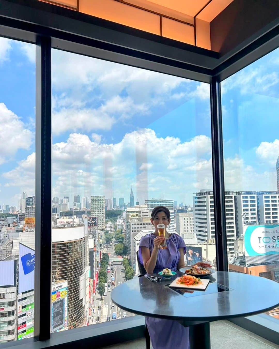中田有紀さんのインスタグラム写真 - (中田有紀Instagram)「若者の街というイメージがある渋谷ですが、大人も楽しめるスポットが続々登場しているようです✨ 駅の工事も進み、新しい複合商業施設も増え、まさに変わりつつある街。新しい発見がきっとありますね😊  【SHIBUYA SKY】 東京をぐるっと見渡せてどの方角も素晴らしい眺め🫡ハンモックは寝そべることもできますよ👍  【Gu-O(グーオ)】 和中華料理のメニューは気になるものがたくさんありました！窓が大きくて渋谷の変化を上から眺めながらのお食事もいいものです🥂  【中川政七商店】 もう居るだけで楽しくなる！日用品、衣料品、ベビー用品まで、良質でセンスのよいものばかり。家にあるもの全部取り替えたくなります😁  #渋谷スクランブルスクエア #shibuyasky #gu-o #グーオ #中川政七商店 #大人の渋谷 #週刊ポスト #オフショット」9月5日 14時13分 - akinakada0508
