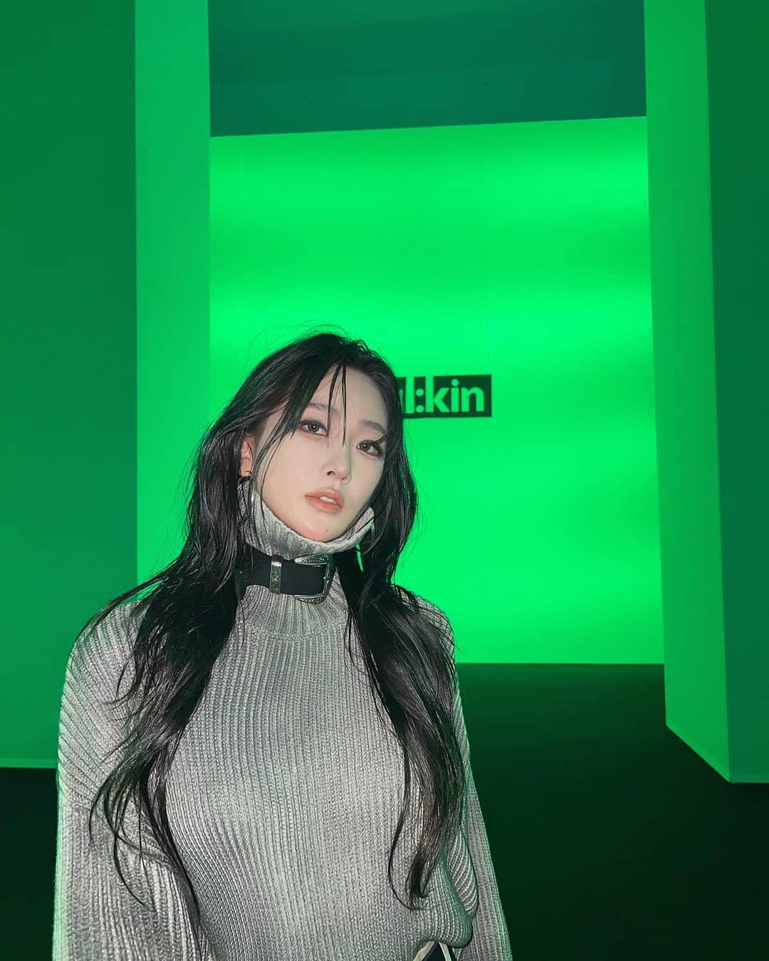 スビン のインスタグラム：「얼킨의 전성기다!!!!!! 공동묘지와 캠핑을 절묘하게 섞은 컬렉션무드... 나는 언제쯤 틀을 깨고 내가 받은 ‘영감’을 누군가에게 ‘영향’으로 선물해줄 수 있는 사람이 될까? 그로테스크함에서 오는 지속가능한 에너지들.. 너무나 말이 되고 피부로 와닿는 패션쇼였다!  트랜드하면서도 그 속에 얼킨만의 틀을 깨는 고집을 보여주는 피스들이 환상적이였다! 게다가 모델들의 렌즈 및 피어싱,넘쳐흐르는 무대스모그 등 작은 디테일들이 모여 스케일을 만들어냈다.. 쌤들 마지막에 함께 뛰어오는데 영화 한장면인줄..훌쩍🥹  #얼킨 #ulkin #서울패션위크」