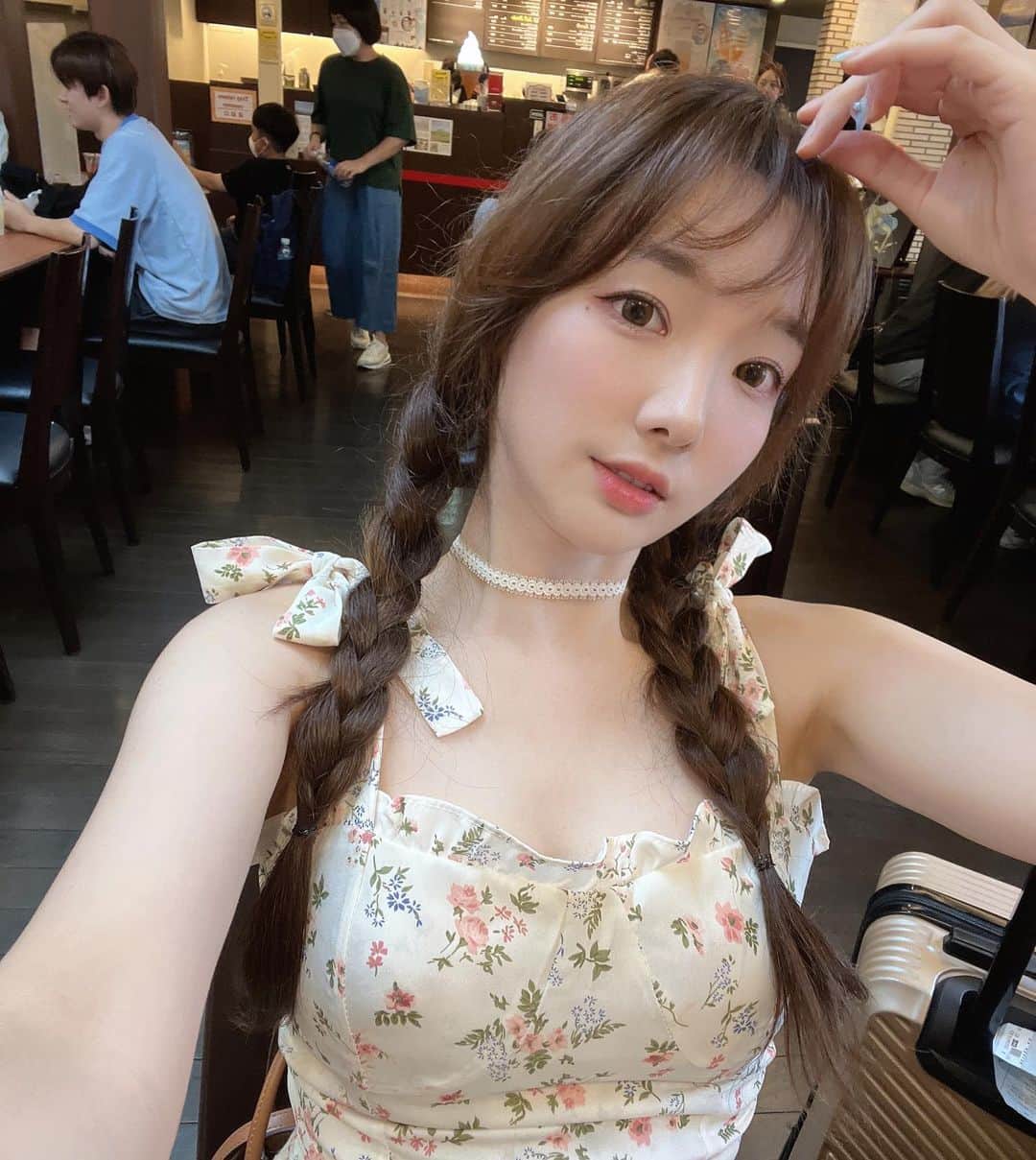 ミンヒ のインスタグラム：「이럴때 양갈래해보지 언제 해보겠어🤦🏻‍♀️👧🏻  #유후인여행#후쿠오카여행」