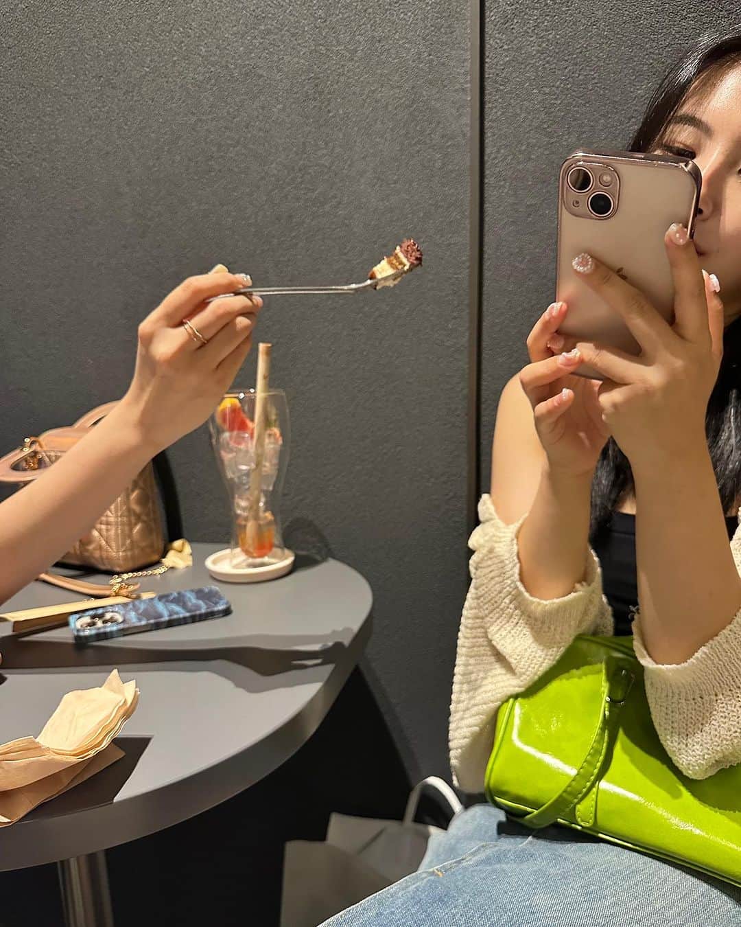 suna（ソナ）さんのインスタグラム写真 - (suna（ソナ）Instagram)「다이어트 중인데 티라미수로 유혹하는 저 나쁘지만 예쁜손😈 (잘 참아냄✌️)」9月5日 14時37分 - ggulggulsuna