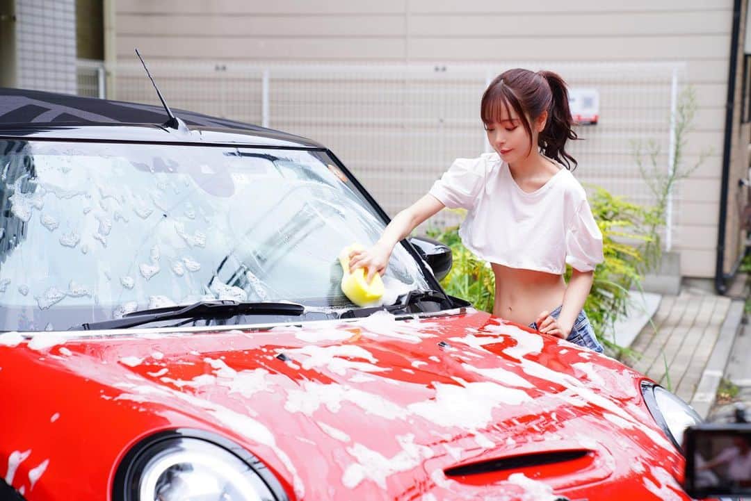 桃乃木かなさんのインスタグラム写真 - (桃乃木かなInstagram)「洗車します🚗🫧  #撮影　#あのシーン🎬」9月5日 14時28分 - kana_momonogi