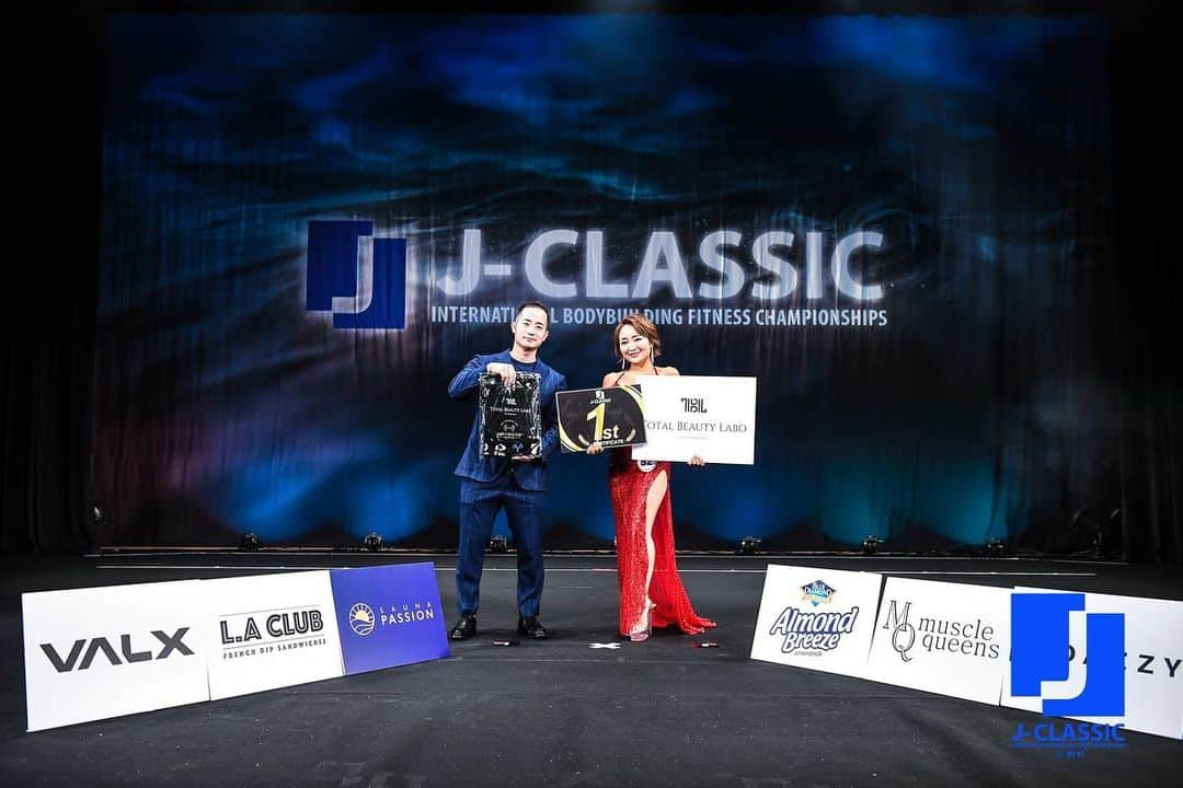 Roseのインスタグラム：「. 2023.7.9 JClassic関東大会  ドレス部門 優勝🏅 特別賞 受賞🏆  素敵な賞を頂きありがとうございました✨ @jclassic_official_  @tbl.omotesando   今年出場したドレスモデルの大会の中で 1番出場人数が多くステージが豪華でした〜👗✨ きらびやかなドレスモデルの方々と一緒にステージに立たせてもらえて本当に素敵な経験ができました✨  知識を身につけ自分をよく理解し 自信を持って生きている女性はみんなカッコよくて 美しくて本当に優しい…！この日一緒にステージに立てたことを心から誇りに思います！  この日関わってくださった全ての方に感謝します✨ 💐ありがとうございました💐  #jクラシック #jclassic #関東大会  #ウィメンズドレスモデル #フィットネス女子」