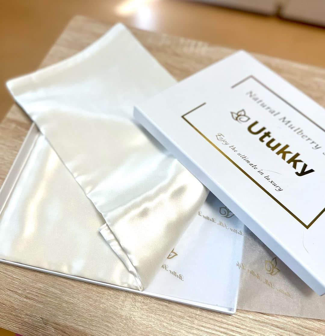星那美月さんのインスタグラム写真 - (星那美月Instagram)「シルクでうる艶髪に！！ナイトキャップと同じ @utukky_official さんから発売されている枕カバー🌙  使ってみました💤  寝ている間にしっとりうる艶ヘアー💇‍♀️シルクの触り心地も大好き❤高品質の6Aランクのシルクを使用◎シルク枕デビューしてみませんか？！  カラーバリエも豊富でサイズも選べるのでかなりおすすめ！！  PR @utukky_official #シルク枕カバー #枕カバー #まくらカバー #ヘアケアグッズ #utukky」9月5日 14時35分 - mitsukihoshina