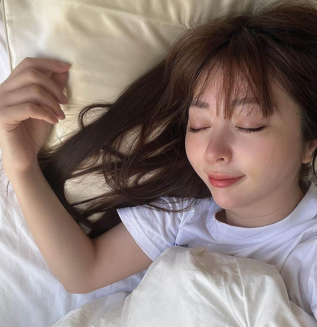 星那美月さんのインスタグラム写真 - (星那美月Instagram)「シルクでうる艶髪に！！ナイトキャップと同じ @utukky_official さんから発売されている枕カバー🌙  使ってみました💤  寝ている間にしっとりうる艶ヘアー💇‍♀️シルクの触り心地も大好き❤高品質の6Aランクのシルクを使用◎シルク枕デビューしてみませんか？！  カラーバリエも豊富でサイズも選べるのでかなりおすすめ！！  PR @utukky_official #シルク枕カバー #枕カバー #まくらカバー #ヘアケアグッズ #utukky」9月5日 14時35分 - mitsukihoshina