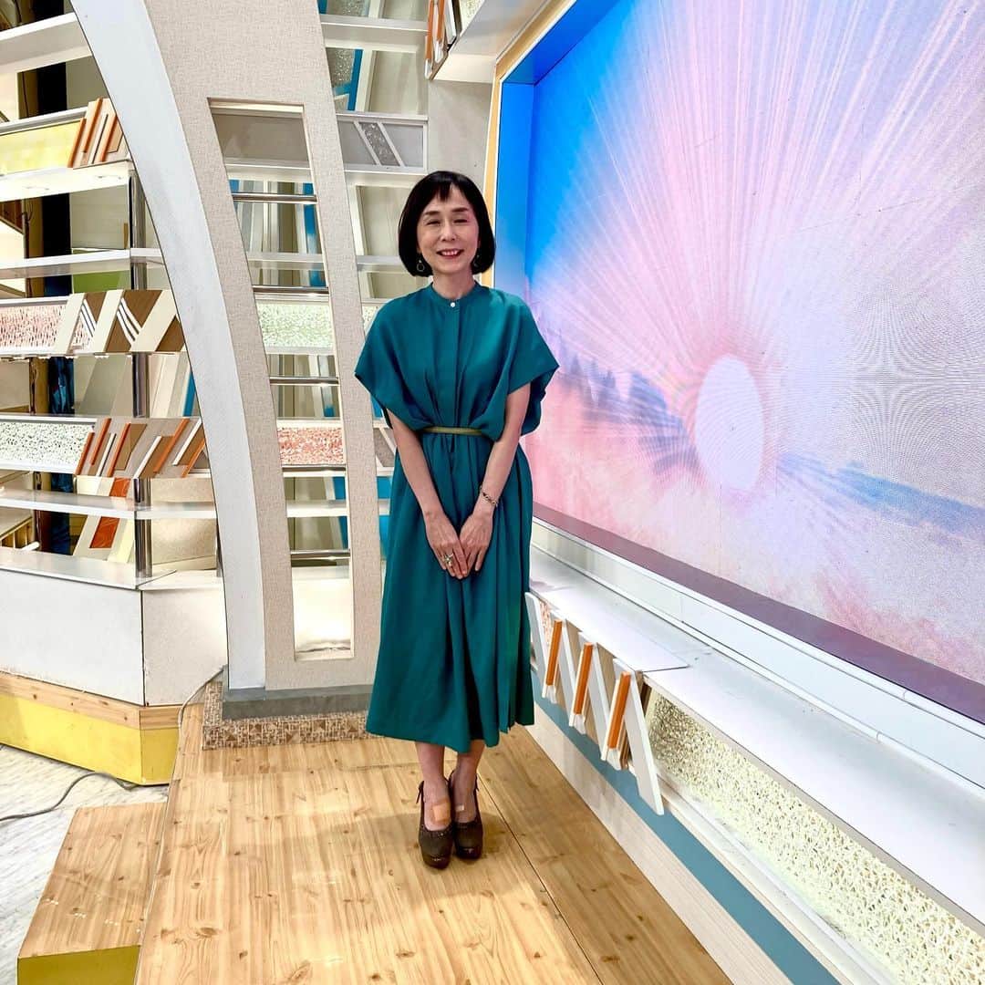 のインスタグラム：「本日も番組をご覧いただきありがとうございました✨  大下さんの衣装です💍 アクセサリー: ABISTE @abiste_official  今日の大下さんは鮮やかな青緑色のワンピースです！👗  明日も是非ご覧ください！！  #テレビ朝日ワイドスクランブル#大下容子ワイドスクランブル#ワイドスクランブル#アナウンサー#衣装#大下容子#今日の大下さん#ABISTE#衣装協力」