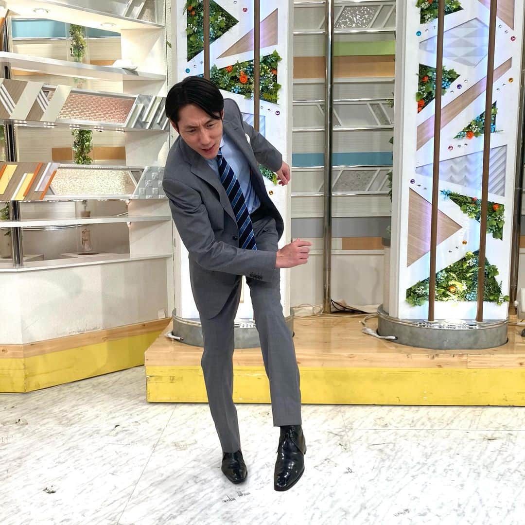 のインスタグラム：「「久保建英選手、見事なシュートでした‼️」 と久保選手のマネをしている亮太さんです！⚽️  #テレビ朝日ワイドスクランブル#大下容子ワイドスクランブル#ワイドスクランブル#アナウンサー#佐々木亮太」