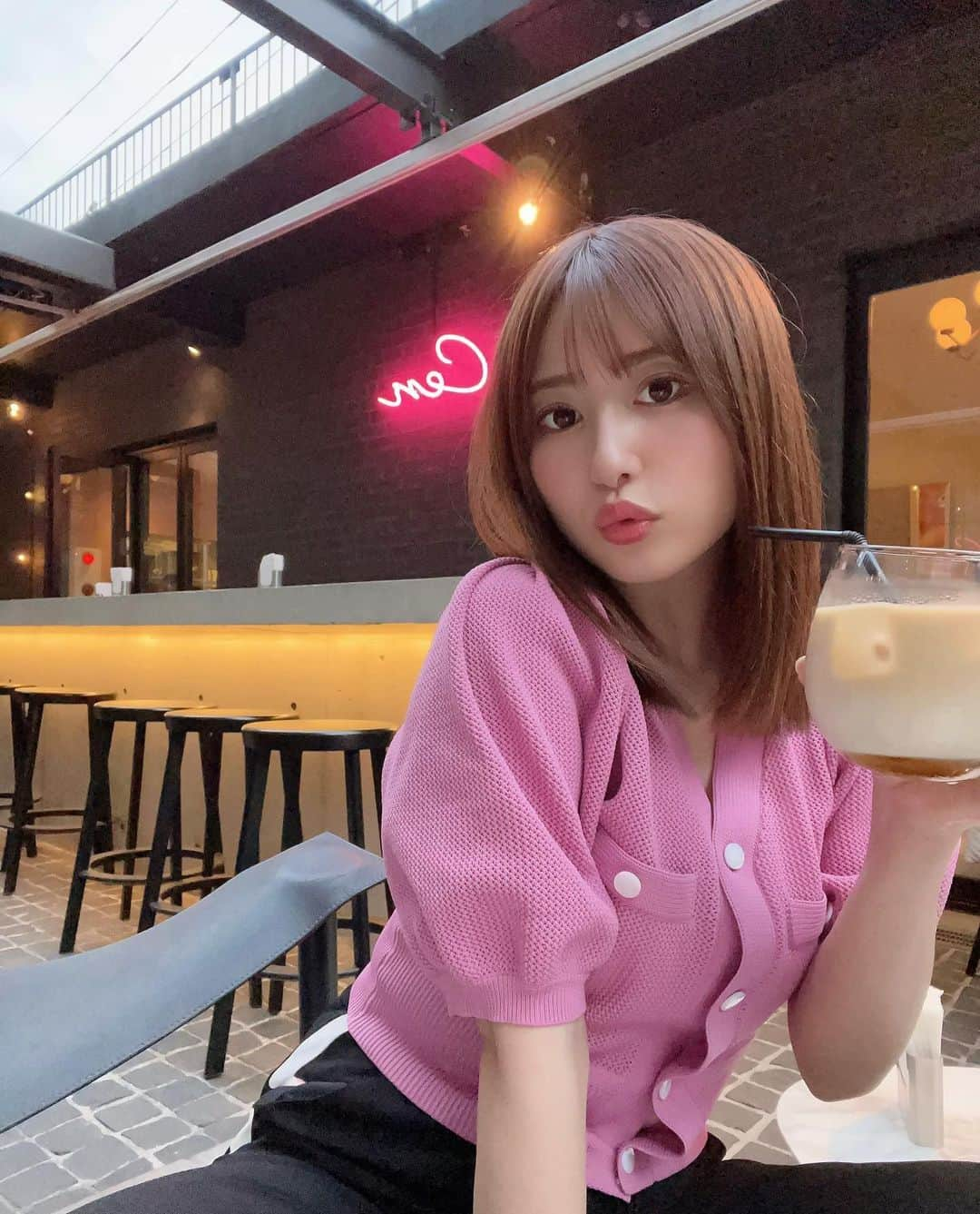 成瀬心美さんのインスタグラム写真 - (成瀬心美Instagram)「☕️  最近ゆっくり カフェに行けていないなぁ🙄  初めて行くカフェって わくわくするよねー。  どんなメニューあるのかなーって💫  久々に行きたいけど ケーキとか見えちゃうから 行ってない🍰  もう少しダイエット成功したら ご褒美に行こうかな😚」9月5日 14時39分 - coco3ndazo