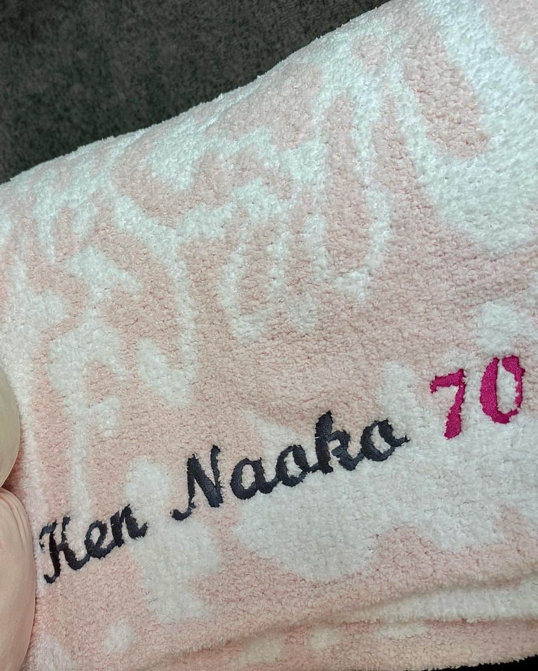 研ナオコさんのインスタグラム写真 - (研ナオコInstagram)「これでお昼寝するんです。20分。ふわっふわっ💤  #研ナオコ  #部屋着  #お誕生日プレゼント  #kashwere」9月5日 14時44分 - ken.naoko