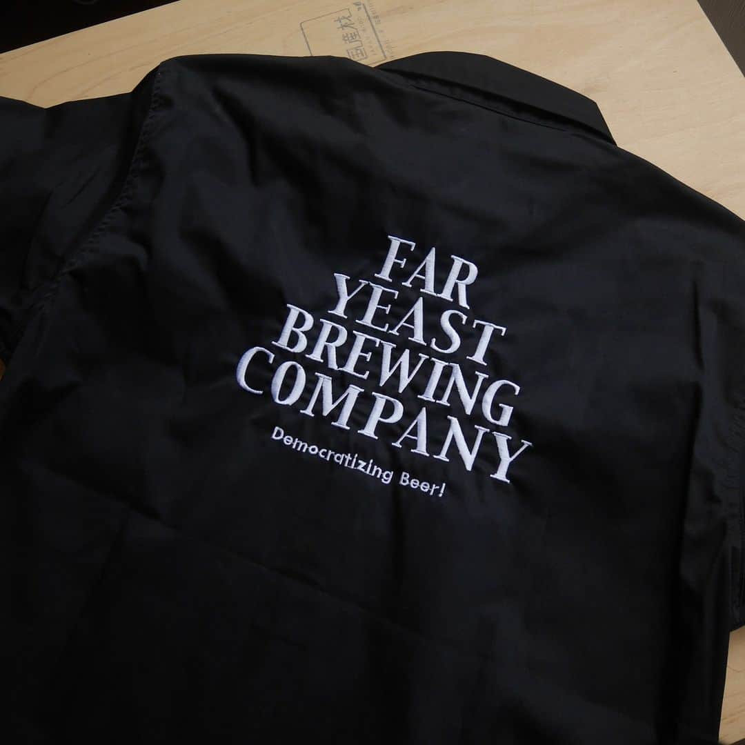 FAR YEAST BREWINGさんのインスタグラム写真 - (FAR YEAST BREWINGInstagram)「＜FYB12年の集大成！周年ビールTAPECUT登場！＞  9月7日で12周年を迎えるHey!(弊)社から、FYBを愛し応援いただいているすべての方へお届けしたい🍻Anniversary Beer🍻リリース‼︎  定番ビールはもちろん、毎週の限定プロダクトを楽しみにしていただいているみなさま、本当にありがとうございます。  6年前に源流醸造所を操業したときに最初に仕込んだ『TAPECUT Imperial IPA』をリバイバルし、原点に立ち返りつつも最新理論と先進的な醸造手法を取り入れ挑戦を続けてきた当社の歩みを感じられるビールを目指しました。  プロダクトコンセプトとレシピは代表のしろうさん @y46 が担当しています。  --------------------------- ▼△▼Far Yeast TAPECUT 12th Anniversary DDH IPA▼△▼ ABV:7.0% IBU:30 Style: American IPA Hop:Columbus,Idaho 7,Cryo POP,Citra,Cascade,Mosaic  Tasting Note: Far Yeast Brewing第2創業ともいえる源流醸造所の第1弾ビール『Tapecut』のリバイバル。 “Hop Forward”をテーマに据え、Survivables理論に基づいてホップの品種選定をおこない、醸造所稼働6年にちなんだ6種類のホップを使⽤しています。 ビールトレンドの移り変わりとともにFar Yeast Brewingの研究と実践の成果が反映された、ブルワリーの歩みを感じさせるAnniversary Beerです。 ---------------------------  周年グッズとして、完全受注生産のワークシャツも販売開始！！ こちらは今年Far Yeast Brweingスタッフユニフォームとして制作したところ、イベントやSNSで「どこで買えるの？？」というお声をたくさん頂戴したため、ベージュのスタッフユニフォームと色違いのブラックを製品化しました。 12周年にちなんで、12着限定です🤙 スタッフ同様名前の刺繍入れいたします。 ぜひFar Yeast Brewingの“チームメイト”に仲間入りしてください！！  ついでにといってはなんですが、周年を機にWeb Storeの6本セットBOXがコンパクトに生まれ変わりました✨ 本プロダクトのセットは12th Anniversary仕様でお届け、順次切り替えてまいります。  今後ともFar Yeast Brewingをよろしくお願いいたします！  Cheers😘🍻🥰  [本日より公式Web Storeで販売開始] 本日12:00より350ml 缶の販売を開始いたします。 詳細はプロフィールリンクから！  [出荷開始日] 全国のビアバー、飲食店、酒販店へ向けては9月6日（水）、Web Storeでのご購入分は9月8日（金）より、順次出荷を開始いたします。  #faryeastbrewing #faryeast #fyb #craftbeer #japaneasrcraftbeer #arcadia #smokedhelles #源流醸造所 #yamanashi #kosuge #kosugevillage #tapecut #ddhipa」9月5日 14時48分 - faryeastbrewing