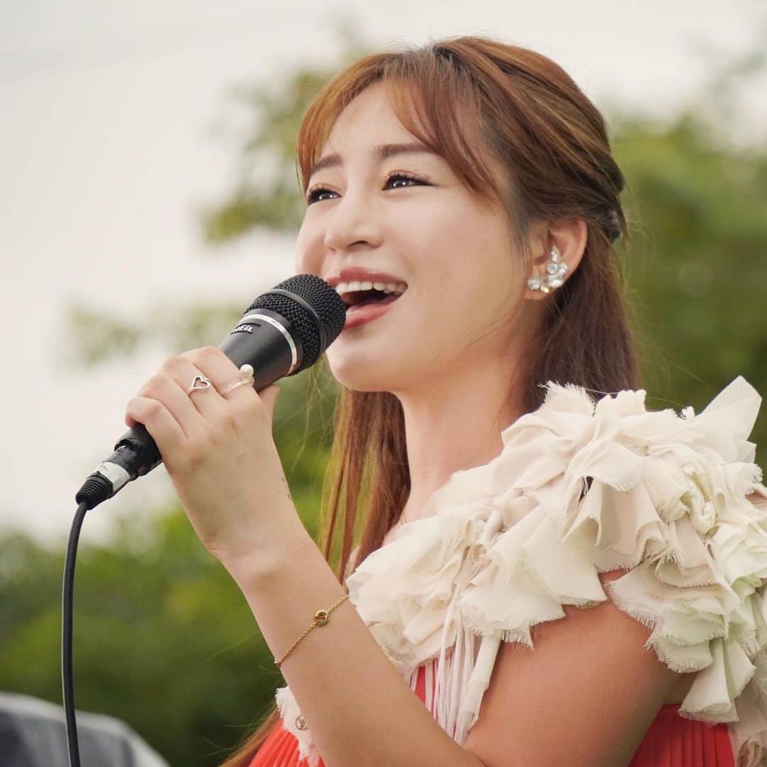 ericaのインスタグラム：「9月もいろんな所で歌わせて頂きます。 一曲一曲心を込めて✨」