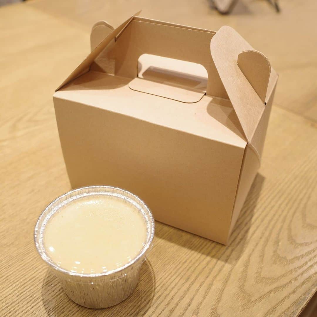 無印良品さんのインスタグラム写真 - (無印良品Instagram)「【Café&Meal MUJI】人気 No.1の焼きプリン - 沖縄県産さとうきびでつくられた、やさしい甘さの『本和香糖（ほんわかとう）』を使った焼きプリンです。  アパレイユに、卵、牛乳、本和香糖と、生クリームを入れてつくりました。ほど良いかたさと、なめらかな口当たりが特長です。  テイクアウトもできるので、手土産としてもおすすめ。  ※全国の Café&Meal MUJI、CaféMUJI の店舗で販売しています ※本和香糖は、無印良品の店舗でも販売しています - #無印良品 #MUJI #CafeandMealMUJI #カフェアンドミールムジ #おやつ #デザート #スイーツ #プリン #焼きプリン #本和香糖 #カフェ #cafe #お土産」9月5日 15時00分 - muji_global