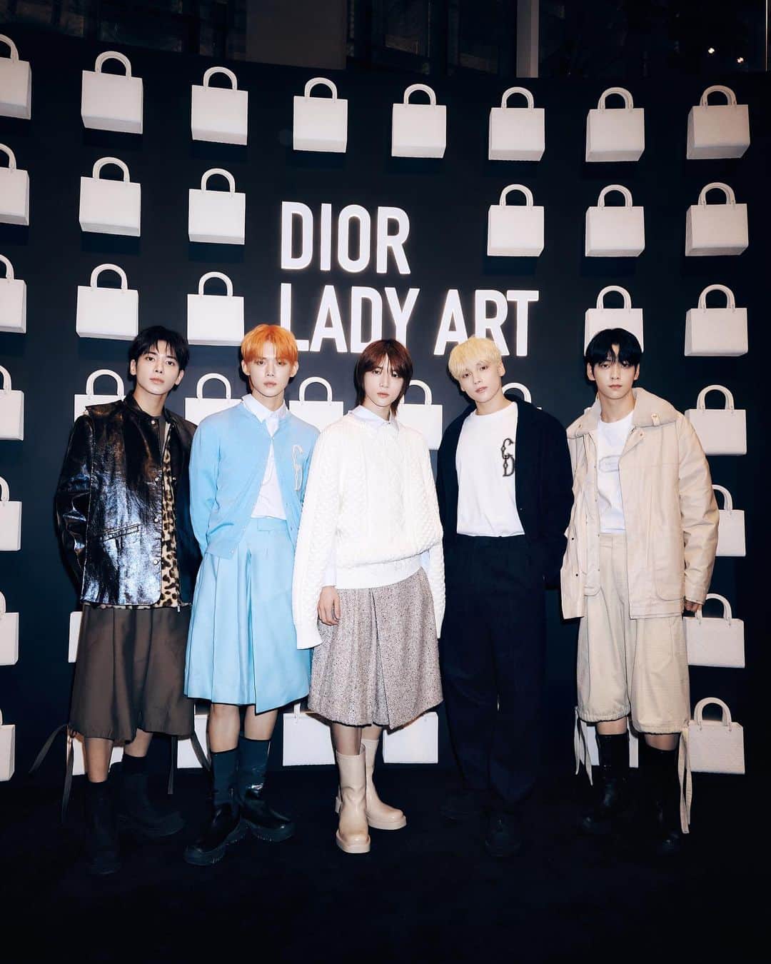Tomorrow X Togetherさんのインスタグラム写真 - (Tomorrow X TogetherInstagram)「LADY DIOR CELEBRATION  #광고 #Dior #LadyDior @Dior  ⠀ #투모로우바이투게더 #TOMORROW_X_TOGETHER #TXT  #SOOBIN #YEONJUN #BEOMGYU #TAEHYUN #HUENINGKAI」9月5日 15時00分 - txt_bighit