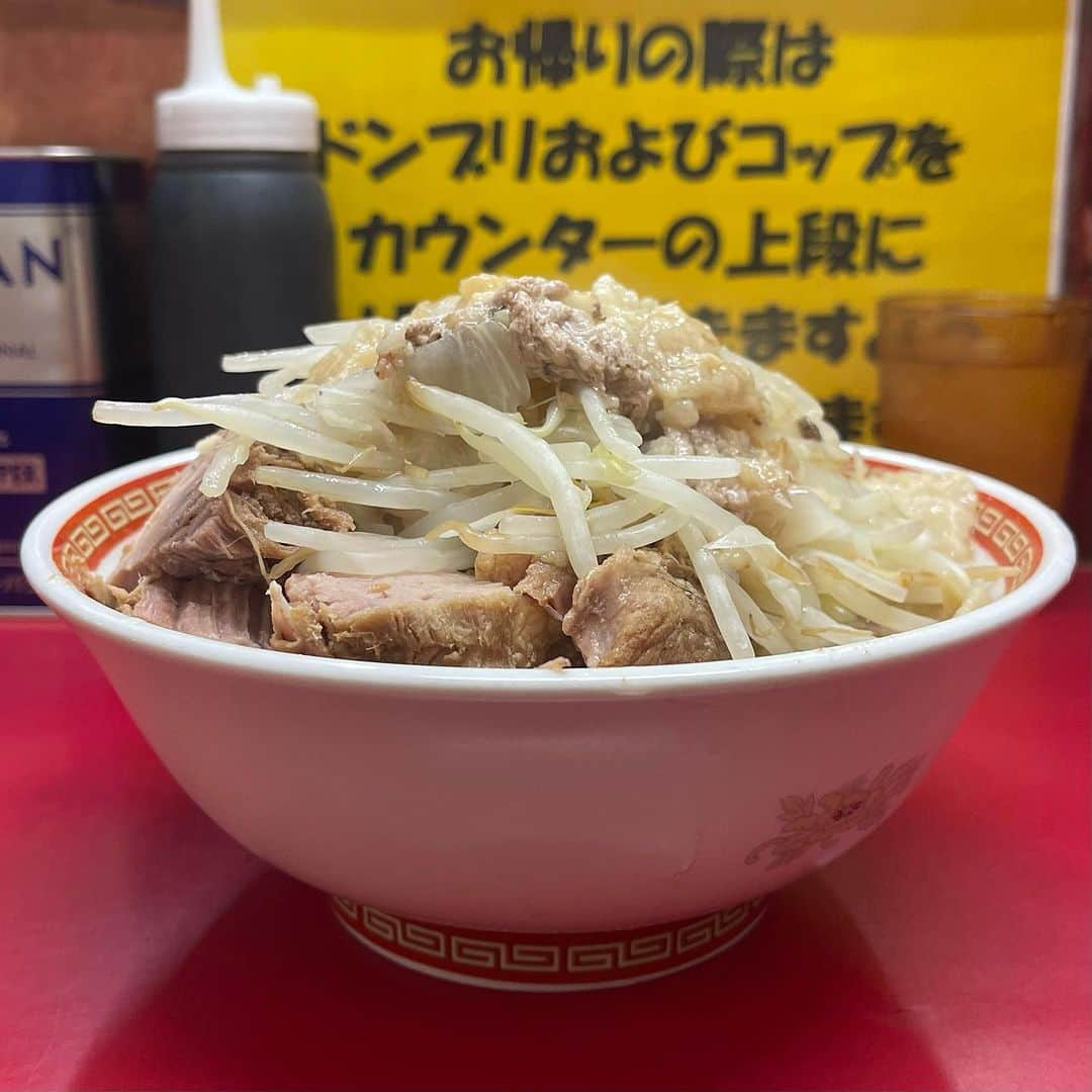 クック井上。さんのインスタグラム写真 - (クック井上。Instagram)「【#飯テロ御免ください】  ☞☞☞swipe☞☞☞  『ラーメン二郎目黒店』 「小豚」(ワンコイン「小ラーメン」＋100円)  ハイオク満タン⛽️食欲の秋💪🍂  #食欲の秋 #ラーメン好きな人と繋がりたい #ラーメン二郎好きな人と繋がりたい #ジロリアン #ラーメン二郎 #ヤサイニンニクアブラ #ワンコイン #500円 #ラーメン二郎目黒店 #メグジロウ #メグジ #ラーメン #Rahmen #rahmenjiro #tokyo #delicious #food #cooking  #グルメ #野菜ソムリエ #アスリートフードマイスター #フードコーディネーター #食育インストラクター #bbqインストラクター #料理研究家 #料理男子 #料理芸人 #クック井上。」9月5日 14時53分 - cook_inoue