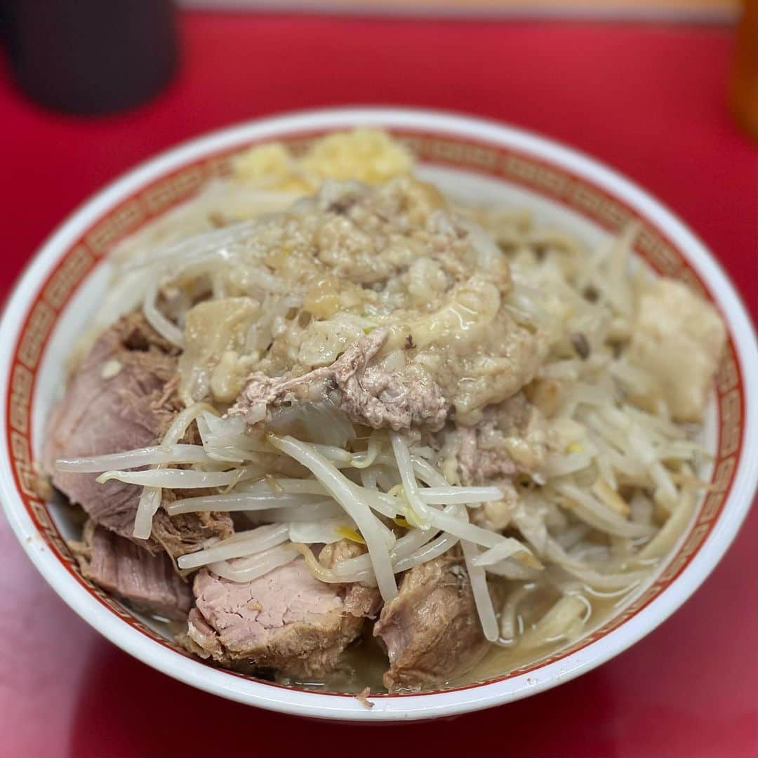 クック井上。さんのインスタグラム写真 - (クック井上。Instagram)「【#飯テロ御免ください】  ☞☞☞swipe☞☞☞  『ラーメン二郎目黒店』 「小豚」(ワンコイン「小ラーメン」＋100円)  ハイオク満タン⛽️食欲の秋💪🍂  #食欲の秋 #ラーメン好きな人と繋がりたい #ラーメン二郎好きな人と繋がりたい #ジロリアン #ラーメン二郎 #ヤサイニンニクアブラ #ワンコイン #500円 #ラーメン二郎目黒店 #メグジロウ #メグジ #ラーメン #Rahmen #rahmenjiro #tokyo #delicious #food #cooking  #グルメ #野菜ソムリエ #アスリートフードマイスター #フードコーディネーター #食育インストラクター #bbqインストラクター #料理研究家 #料理男子 #料理芸人 #クック井上。」9月5日 14時53分 - cook_inoue