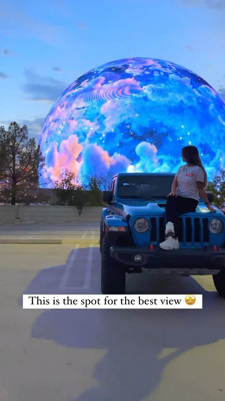 Wonderful Placesのインスタグラム：「The Sphere by @theotherlasvegas 😍🙌🏼 The newest attraction in Las Vegas. Tag who you’d go with!!!   📍 The Sphere, Las Vegas - USA 📹 ✨@theotherlasvegas✨ #bestplacestogo for a feature ♥️  🚙 East of the Sphere there’s 2 story parking garage with an upper level view - it’s $10 to park. Open from 6.30 - 11.30PM. To get there - GPS 3763 Howard Hughes Parkway - follow the signs for event parking.  OR  👉🏻 You can pull off and park on Manhattan street (just east of Sphere) to get a FREE, ground-level view.」