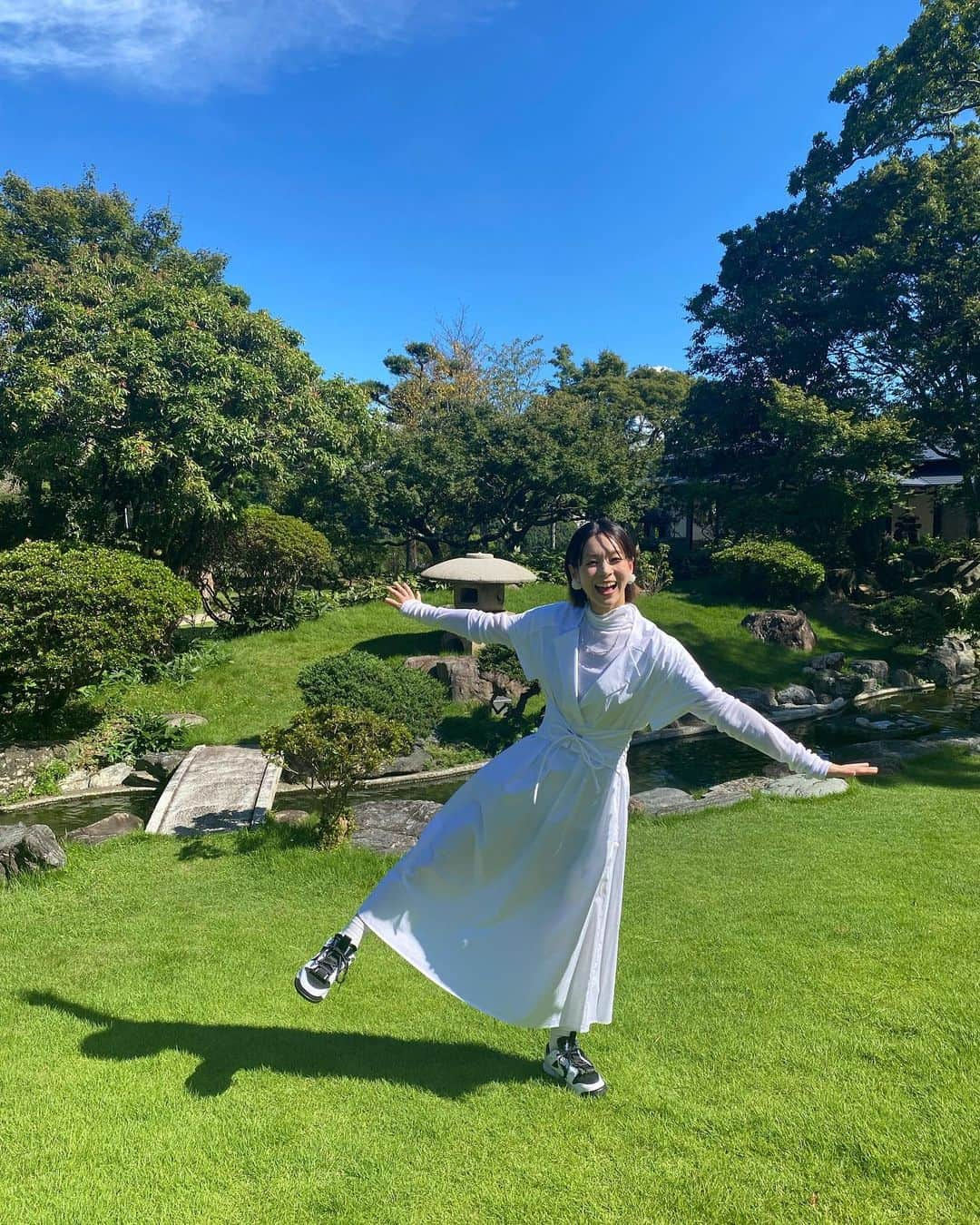 酒井瞳さんのインスタグラム写真 - (酒井瞳Instagram)「青🌏　緑🌳　白🤍  #ワンピース @tela9official   真っ白なワンピース汚さないように慎重に歩いたよ🤣  #ホワイトコーデ #👗」9月5日 14時55分 - s.sakaihitomi