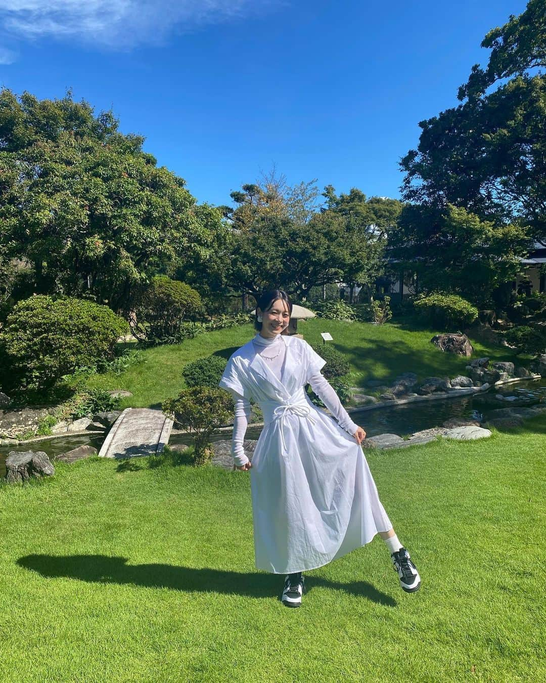 酒井瞳さんのインスタグラム写真 - (酒井瞳Instagram)「青🌏　緑🌳　白🤍  #ワンピース @tela9official   真っ白なワンピース汚さないように慎重に歩いたよ🤣  #ホワイトコーデ #👗」9月5日 14時55分 - s.sakaihitomi