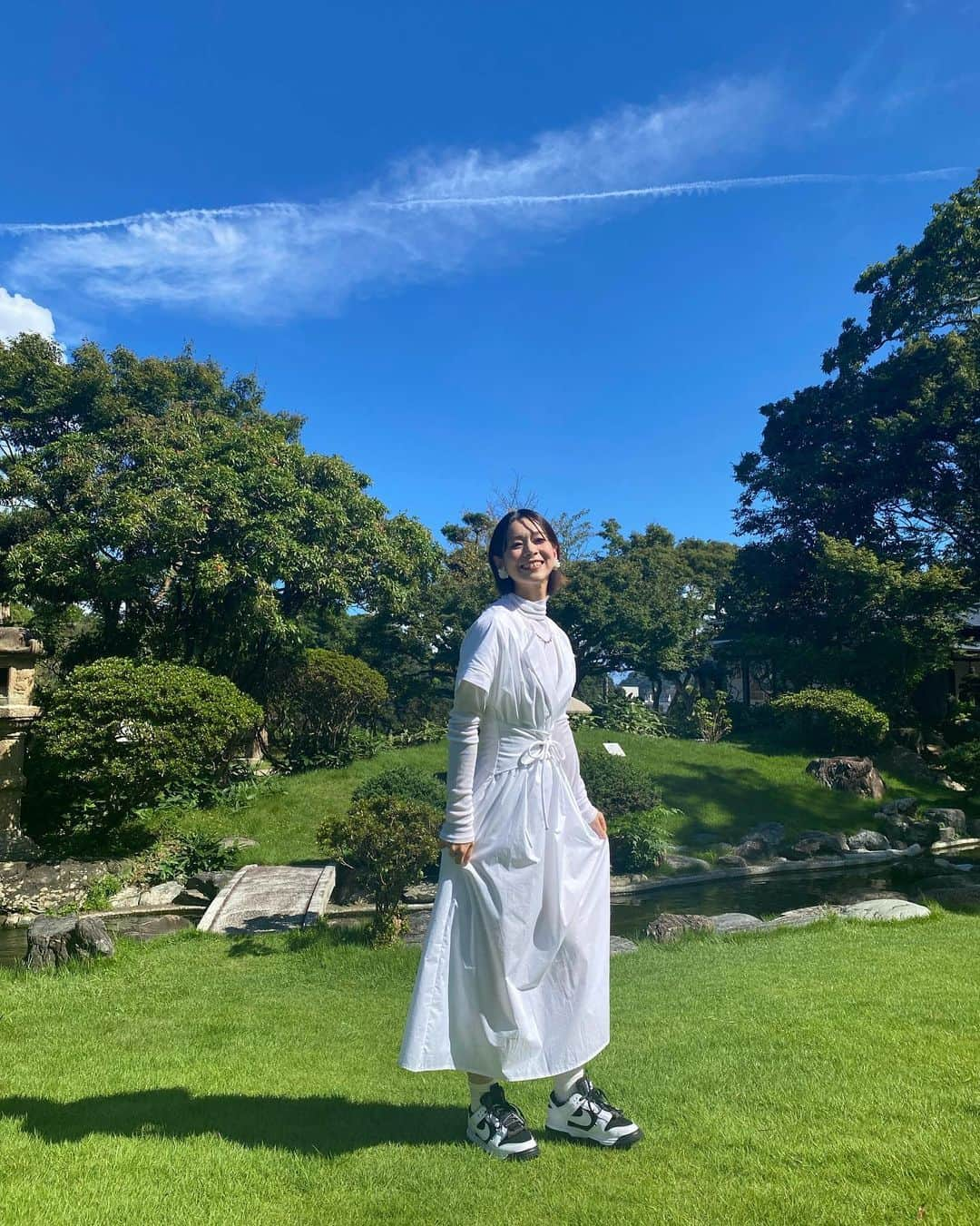 酒井瞳さんのインスタグラム写真 - (酒井瞳Instagram)「青🌏　緑🌳　白🤍  #ワンピース @tela9official   真っ白なワンピース汚さないように慎重に歩いたよ🤣  #ホワイトコーデ #👗」9月5日 14時55分 - s.sakaihitomi