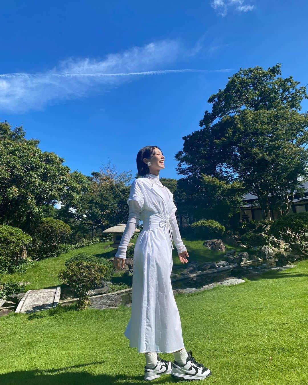 酒井瞳のインスタグラム：「青🌏　緑🌳　白🤍  #ワンピース @tela9official   真っ白なワンピース汚さないように慎重に歩いたよ🤣  #ホワイトコーデ #👗」
