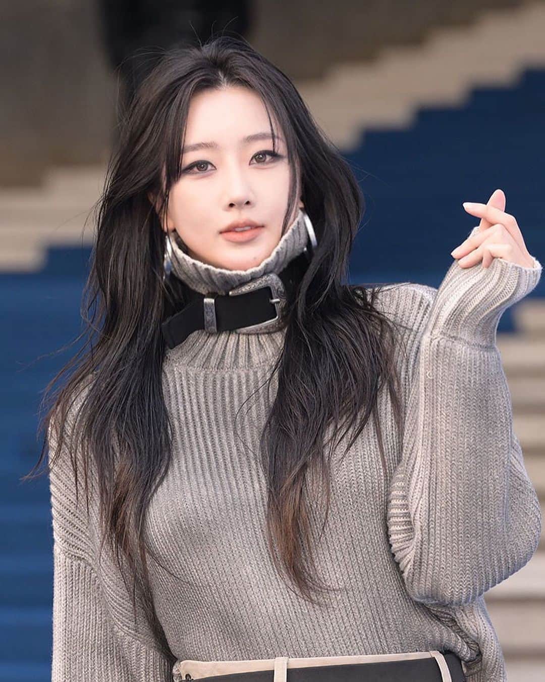スビン のインスタグラム：「기자님들 넘 감사합니다🖤 제 출근도장 어떻게 기억해주시고 ㅋㅋㅋ크크 ㅋㅋ센스 있는 기사제목까지 체고🔥 #얼킨 #ulkin #seoulfashionweek」