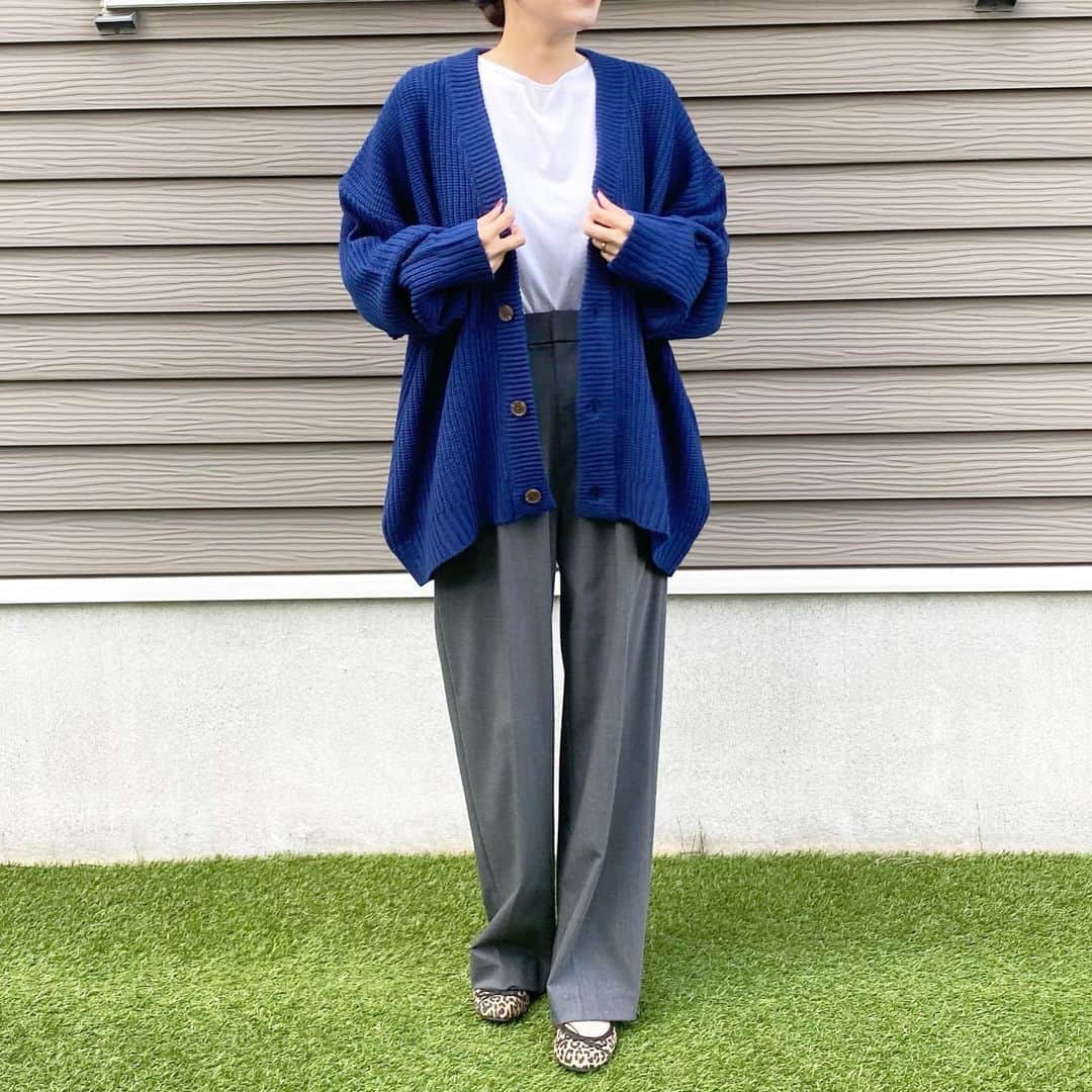 のインスタグラム：「💙 ・ 秋冬 大活躍しそうなカーディガン☺︎ こういうざっくりした形 大好き♡ ブルーとグレーの組み合わせ してみたかったんです♩︎ ・ ✔︎ ルーズフィットカーディガン 今ならお得にZOZOTOWN買えます☺︎ ・ @wego_zozo  @wego_official  @zozotown ・ ・ #pr #wego #ウィゴー #wego_ootd #ロンTコーデ #coordinate #コーディネート #コーデ #今日の服 #シンプルコーデ #プチプラコーデ #ママコーデ #着回しコーデ #uniqlo #ロカリ」