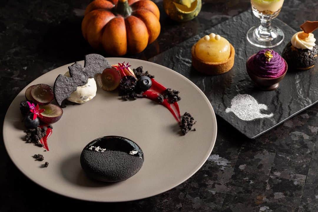 ホテルオークラ東京 Hotel Okura Tokyoのインスタグラム：「心躍るアフタヌーンティーハロウィーンを👻 Halloween Afternoon Tea 2023🎃  バーラウンジ スターライト オークラ プレステージタワー 41階 平日：17:00～ 土・日・祝日：11:30～/14:00～ 10月31日(火)まで  Bar & Lounge Starlight Location: 41st Floor, The Okura Prestige Tower Weekdays : 17:00～ Weekends & National holidays : 11:30～/14:00～ Available until October 31  プロフィールよりどうぞ↑ #ハロウィンスイーツ  #アフタヌーンティー #ヌン活 #秋スイーツ #ホテルカフェ #スイーツ #スイーツ好きな人と繋がりたい #スイーツ部 #東京カフェ  #ホテルラウンジ #ホテルカフェ #theokuratokyo #オークラ東京 #東京ホテル  #afternoontea #hotelcafe #tokyocafe #halloween #tokyohotel #luxuryhotel #lhw #lhwtraveler #uncommontravel #东京 #酒店 #도쿄 #호텔 #일본 #ญี่ปุ่น #โตเกียว #โรงแรม」