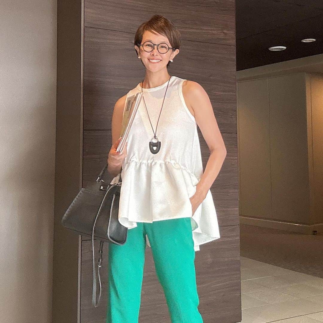 のインスタグラム：「たまには普段の私を投稿しよう💚🤍 未来の打ち合わせへ〜 少し心に余裕が出来て来ました。  心の在り方は大切ですね。」