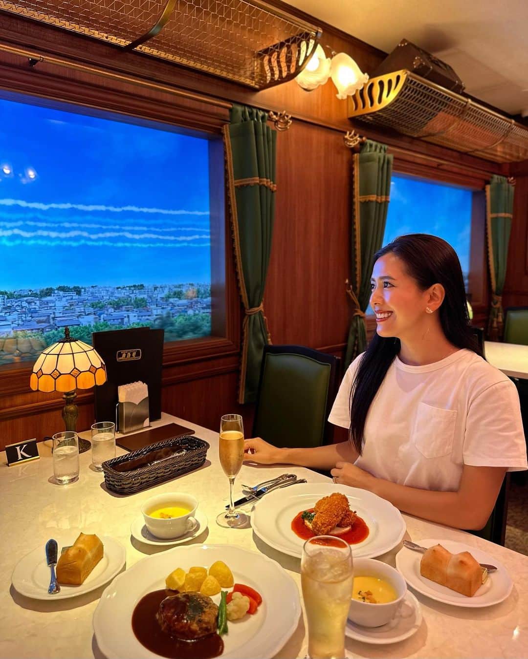 黒田麻理耶さんのインスタグラム写真 - (黒田麻理耶Instagram)「🚞✨ . さて、ここはどこでしょう？💁‍♀️ . 列車の旅…ではなく、 西武園ゆうえんちの食堂車レストラン「黄昏号」✨ ここ、ほんとすごかった😳❣️ . 店内は1960年代の豪華列車の食堂車の装いで 本当に列車に乗っているような気分になった〜☺️🚃 窓からは四季折々の風景が楽しめて、 よーく見ていると… ゴジラやリボンの騎士のキャラクターもいたり🦖⚡️ . アトラクション感覚のレストランで楽しかったよ🥰 . #西武園ゆうえんち #食堂車レストラン黄昏号  #食堂車レストラン #夏の思い出2023」9月5日 15時11分 - mariya_kuroda