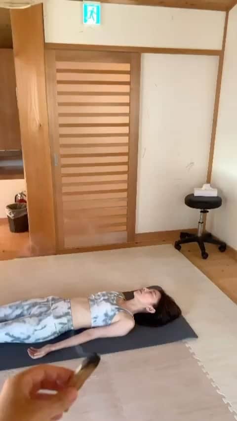 小橋めぐみのインスタグラム：「何より好きなヨガのポーズ。 その名も、シャバーサナ。屍のポーズとも呼ばれています。   体も心を動かさない、まさに屍と同じ状態になることで、 悲しみや憎しみ、苦しみといった感情を手放しましょうと。  まあ、今は、その前のトレーニングがハードなので、 ただただ早く横になりたいだけなのですが。 疲れすぎて、あっさり無になれます✌️  みなみ先生が毎回パロサントを焚いてくれるのですが、 お焚き上げされてるようで可笑しい😂 煩悩どんどん飛んでいけ🕊️  #シャバーサナ #yoga #ヨガ  今日のレッスンも、きつかったけど、 沢山笑って楽しかった✨✨  thankyou! @minami_yoga」