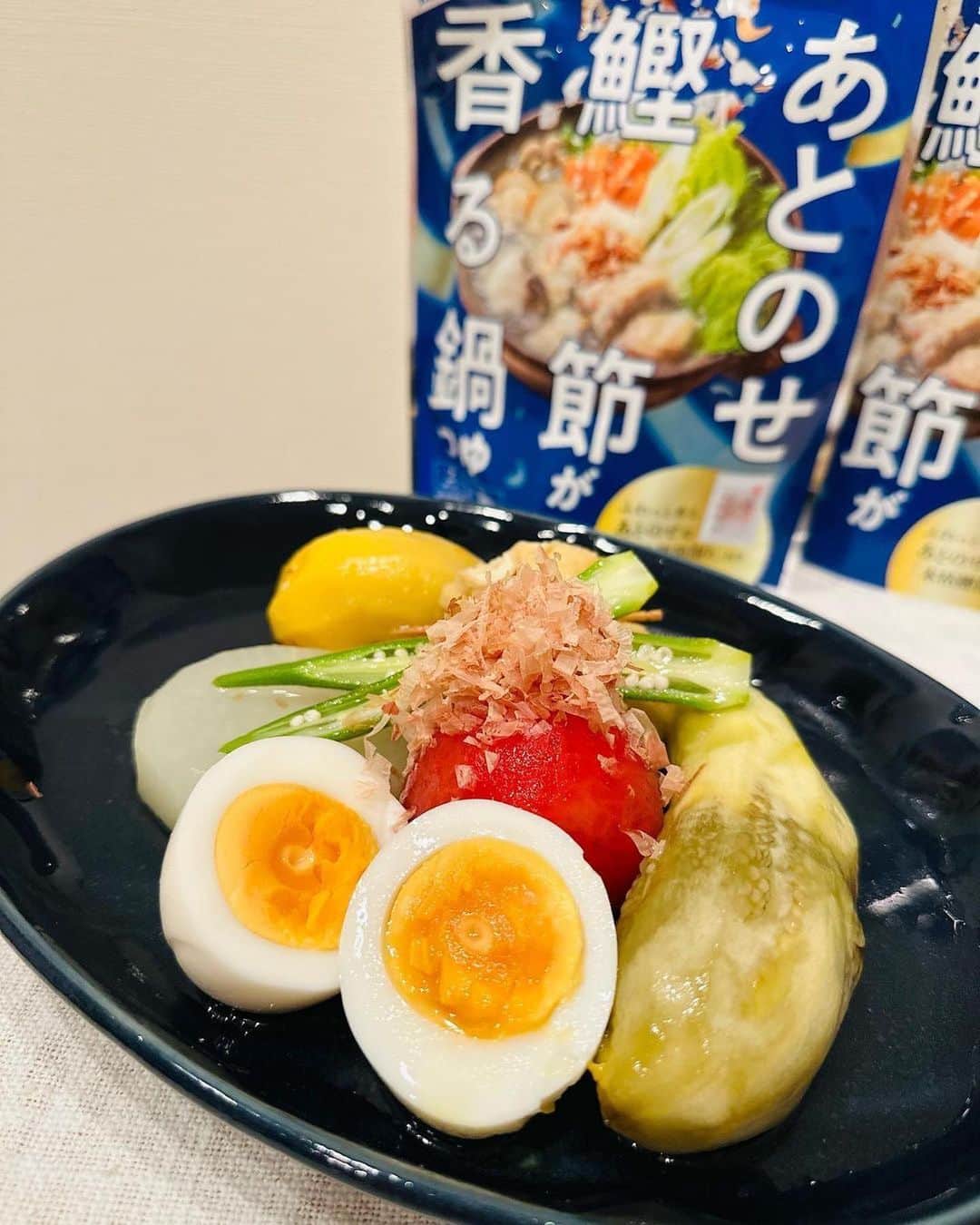 にんべん　おだしでキレイ習慣のインスタグラム：「#おだしでたのしむ秋の味覚 投稿キャンペーン🐟✨はじめたものの…まだまだ暑く…失敗してしまったかな😱なんて思っておりましたが、タグ投稿をみかける度に感謝感激です🙇‍♀️🐟🙇‍♀️  もちろん夏日が過ぎ、秋の食材がスーパーに並びはじめてからでも大丈夫です👍💕投稿をたのしみに待っております🐟❤️✨  @a.k.i.e.life さん、ありがとうございます🐟💕#あとのせ鰹節が香る鍋つゆ　やはり冷やしても美味しいですよね‼️だしの力を感じられるアレンジです✨  お野菜をおいしくいただけるアレンジレシピ。ぜひみなさまも試してみてくださいね✨  ☀︎ ☀︎ ☀︎  にんべん秋の新商品① 鍋モードにはまだまだならず… 鍋つゆ活用して冷やしおでん☺︎  かつおのおだしと魚介のうま味が ぎゅーとたっぷりつまっている液体だし。  温かくてももちろん美味しいけれど 冷やしている間に野菜の中に おだしが浸透して食べた時に 口いっぱいにお出汁のうま味が広がる幸せ♡  あとのせの鰹節も ふわっとしたままいただくと 鰹節の香りとうま味が豊か〜  #あさりのうま味  #魚介のうま味  #トマトのうま味  #にんべん新商品2023  #おだしで楽しむ秋の味覚  #あとのせ鰹節が香る鍋つゆ  #あとのせかつお節  #にんべんだしアンバサダー  #だしのある生活 #だし活　#おうちごはん通信」