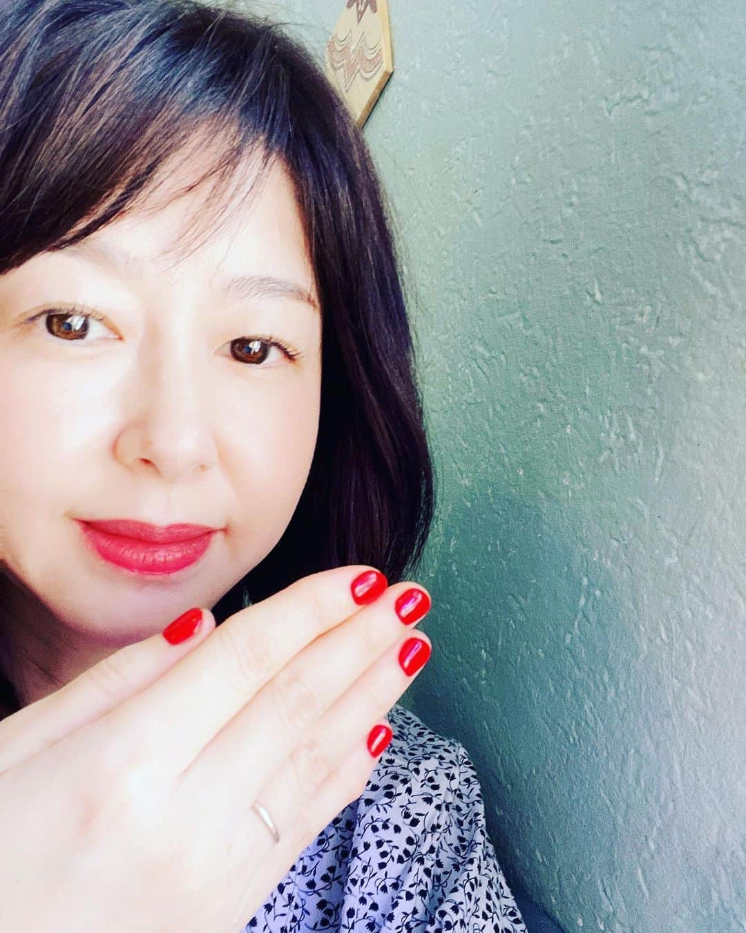 堀内敬子のインスタグラム：「アナスタシアのリリーは、赤いネイル💅  セクシー、かっこいい。。 から遠い私は。。  必死だよ😅  明日からの舞台稽古頑張ります。  劇場でお待ちしてます。  #アナスタシア #ネイル #赤 #舞台稽古 #最後までお届けしたい」