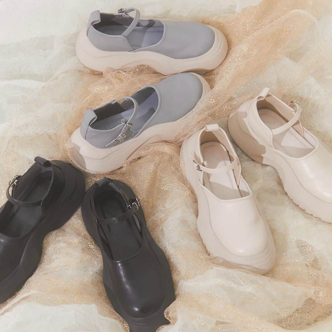 merry jennyのインスタグラム：「【 recommend ! 】 ㅤㅤㅤㅤㅤㅤㅤㅤㅤㅤㅤㅤㅤ 今月のおすすめitem！ topのURLから⇨  @merryjenny_instagram  ぜひcheckして下さいね！ㅤㅤㅤㅤㅤㅤㅤㅤ   〇 プラットフォームワンストラップスニーカー col : o.white / blue / black ¥ 13,750 (tax in)  〇レースコンビメロウtops col : o.white / ivory / pink ¥7,700 (tax in)  〇 switchレイヤードワンピース col : pink / black ¥12,100 (tax in)  　 #merryjenny # メリージェニー  #2023aw #autumn #dreamwell #厚底 #置き画」
